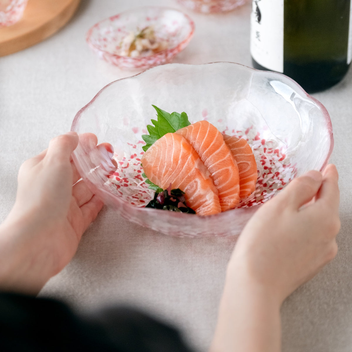 津軽びいどろ 津軽の花 ガラス麺鉢 林檎 お刺身を盛り付けたガラスのうつわ 青森の伝統工芸品