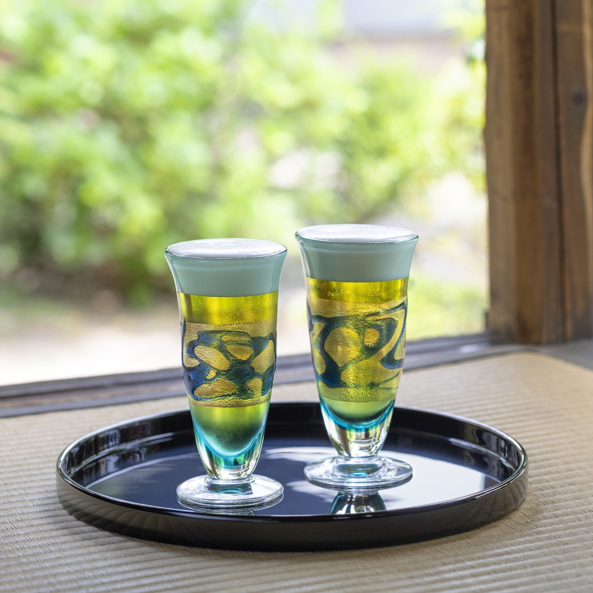 津軽びいどろ 金彩碧瑠璃 ピルスナーペアセット ビールグラスがのせられたおぼんが畳の上に置かれている画像