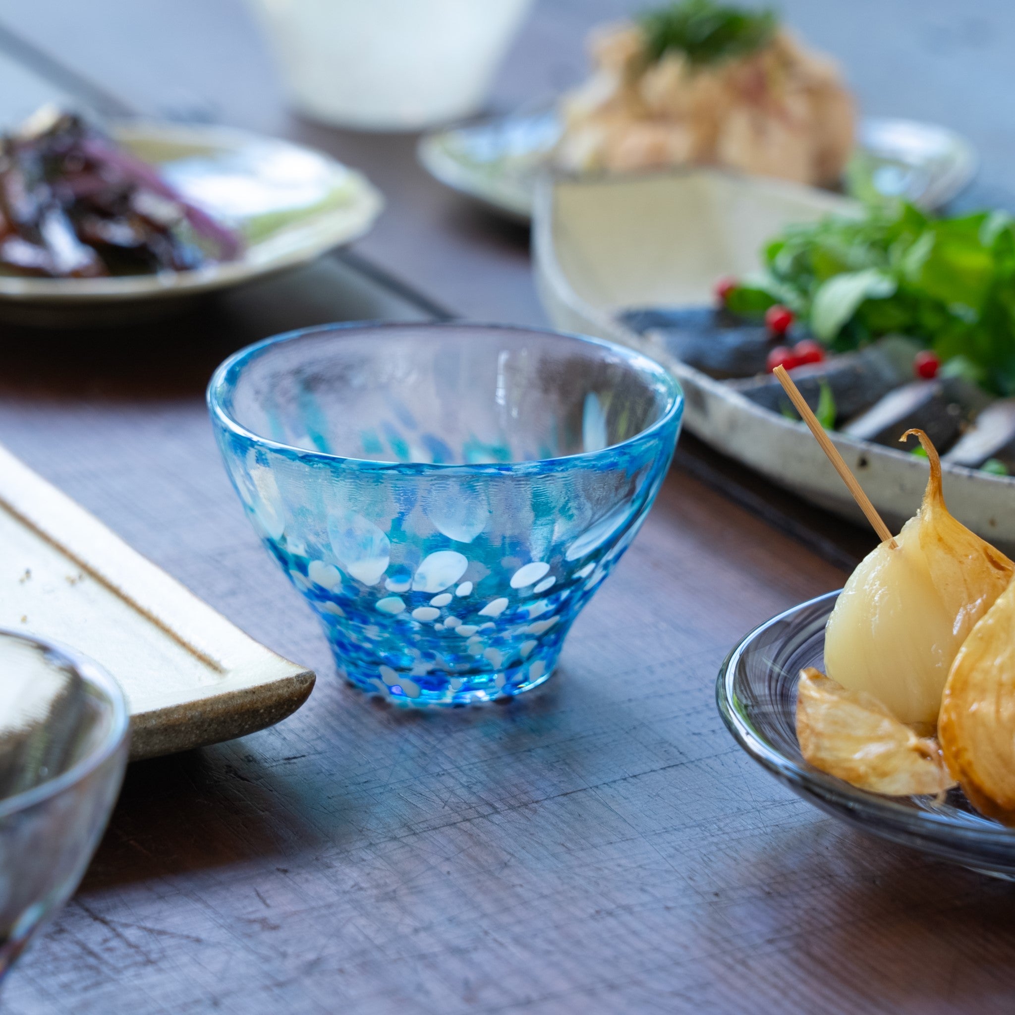 津軽びいどろ 盃コレクション 盃あじさい 食卓に並ぶおちょこの画像