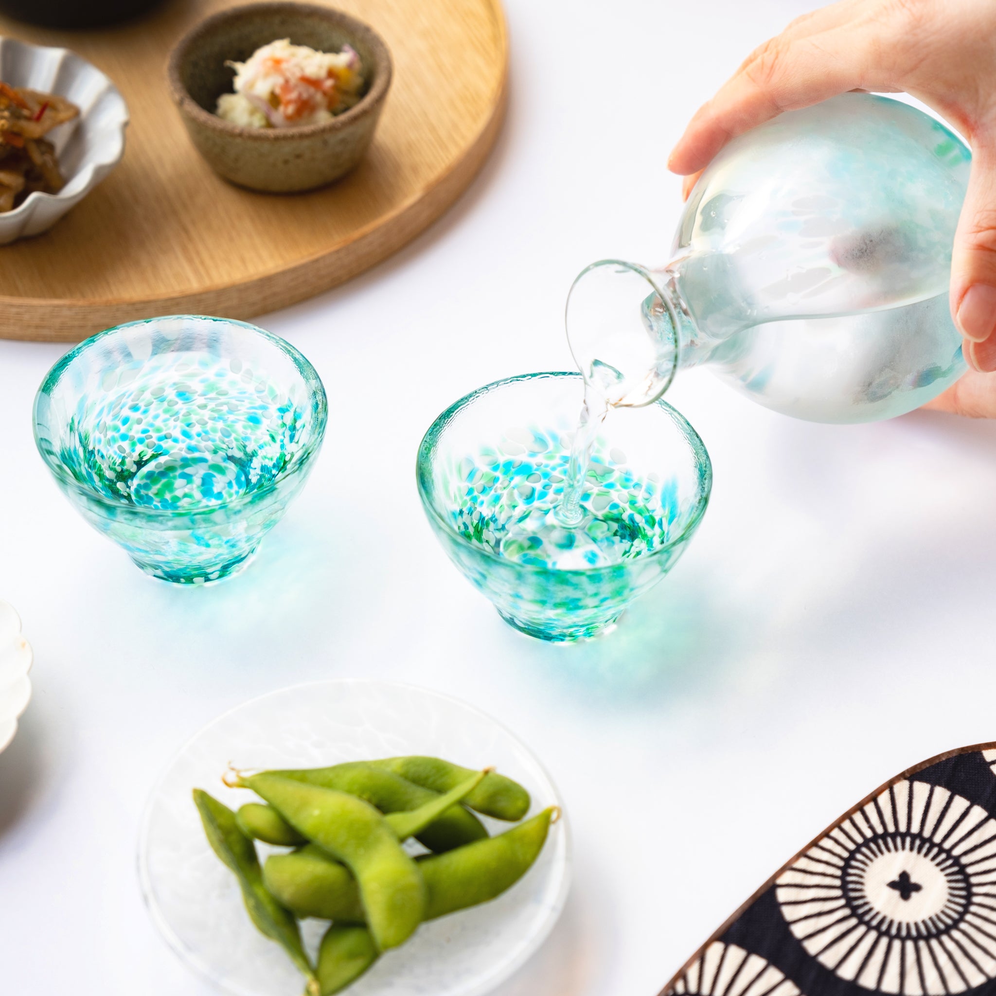 津軽びいどろ 盃コレクション 盃みずばしょう 盃に日本酒を注いでいる画像