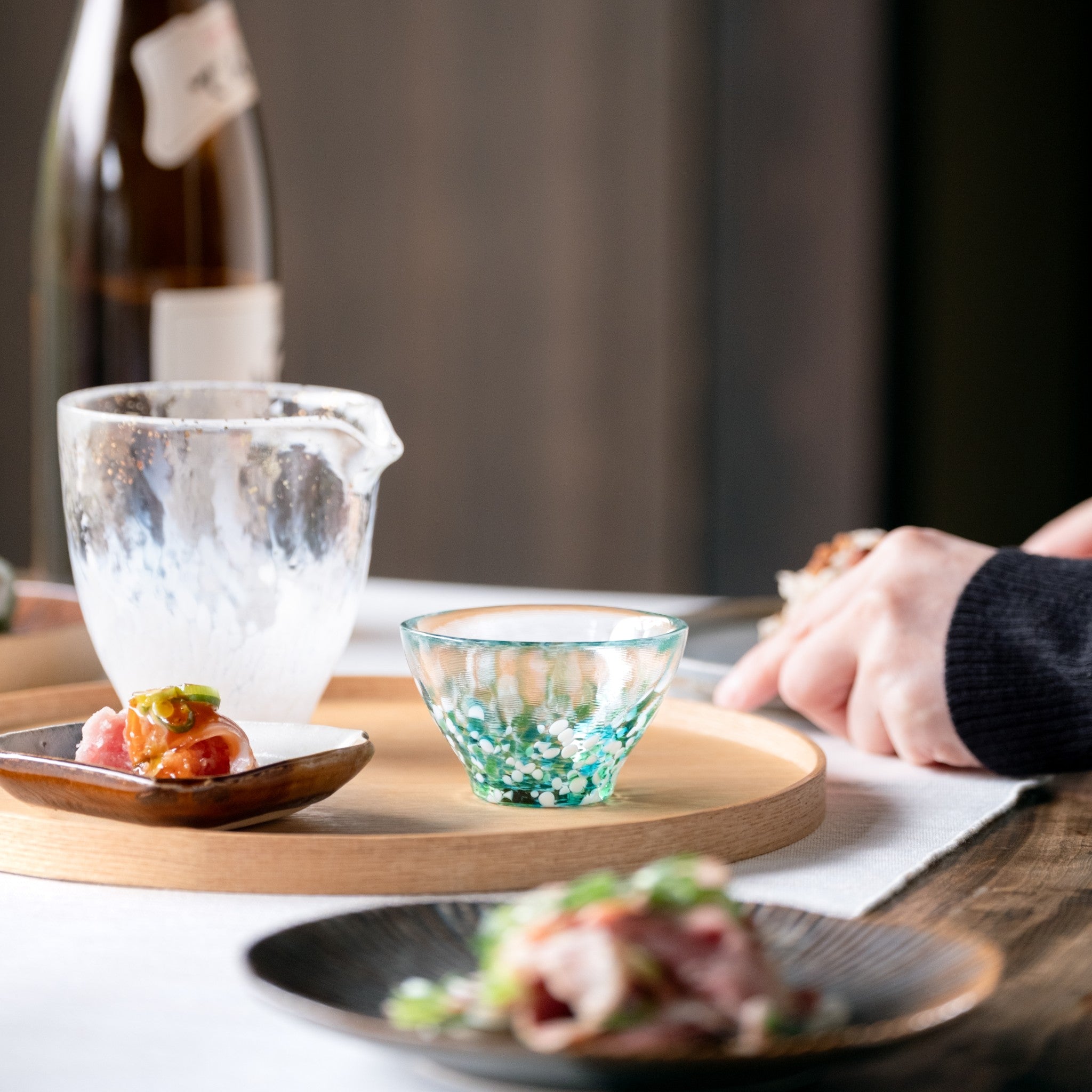津軽びいどろ 盃コレクション 盃みずばしょう 食卓に並ぶガラスのおちょこと片口