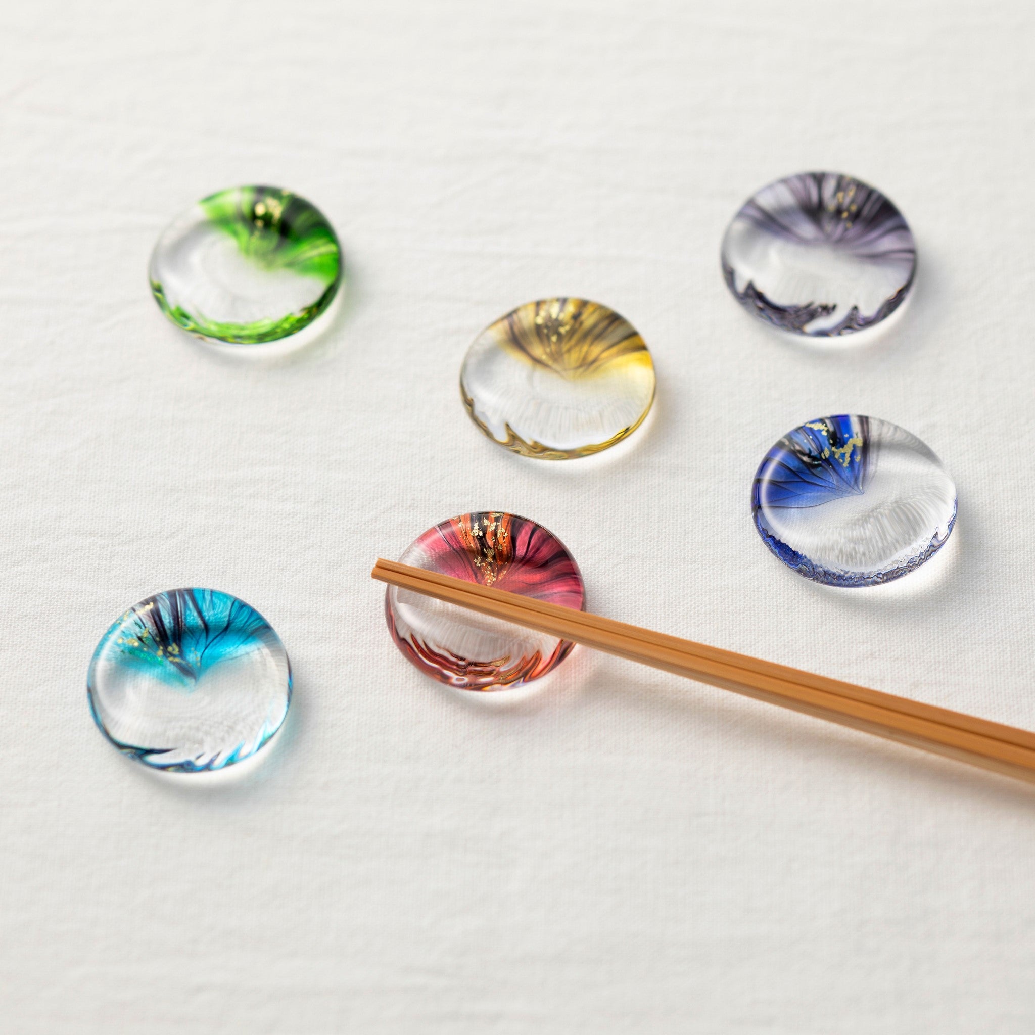 津軽びいどろ 金彩 箸置き 翠 箸置きがテーブルに並んでいる画像