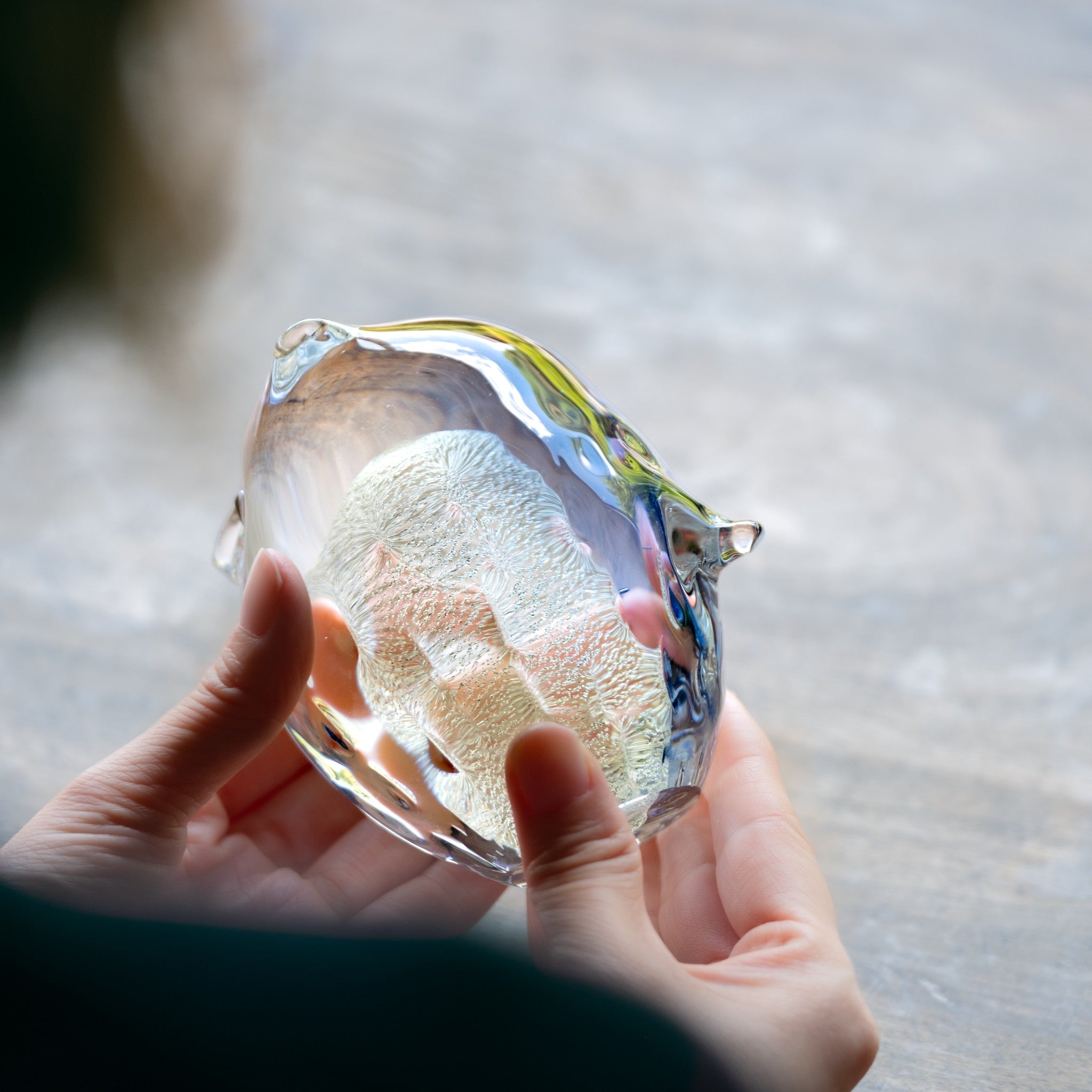 津軽びいどろ ふくろう 親ふくろうスミレ金 金箔が使われた華やかなガラスオーナメント