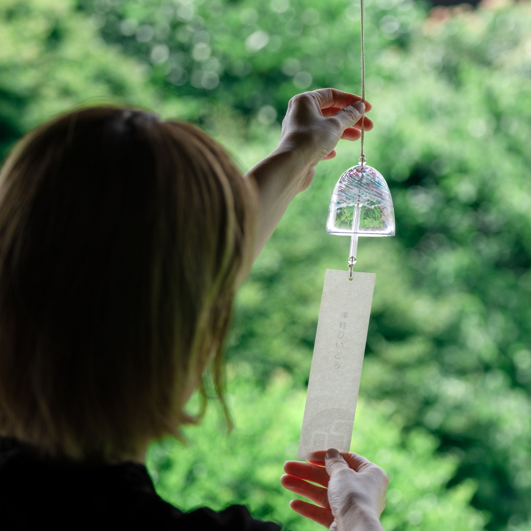 津軽びいどろ 風鈴 涼 春霞 窓際に吊るされた風鈴の画像