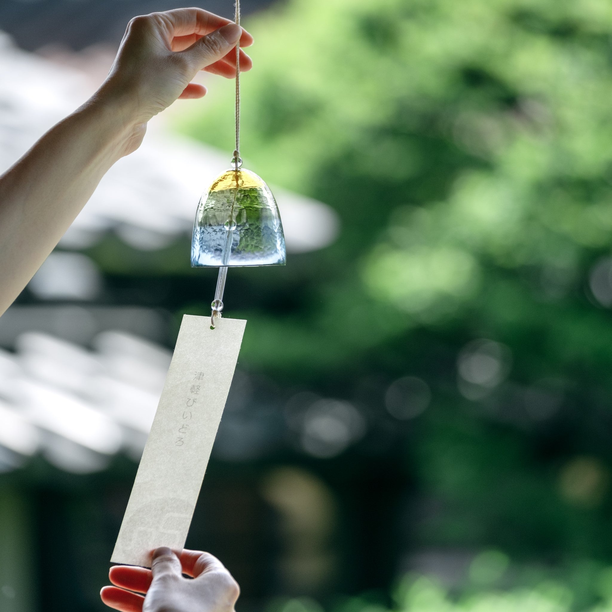 津軽びいどろ 風鈴 涼 月白 吊るされた風鈴の画像