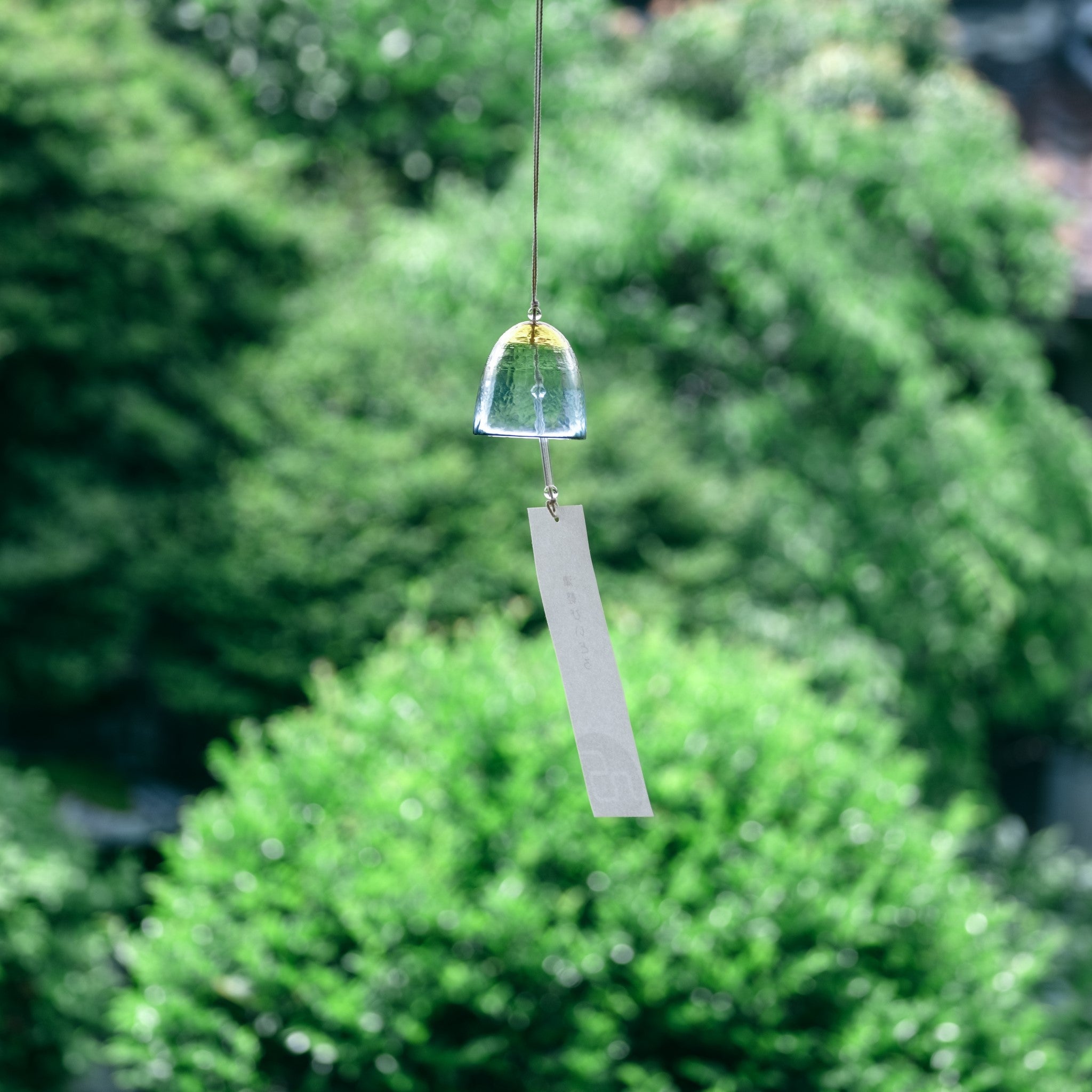 津軽びいどろ 風鈴 涼 月白 風になびく風鈴の画像