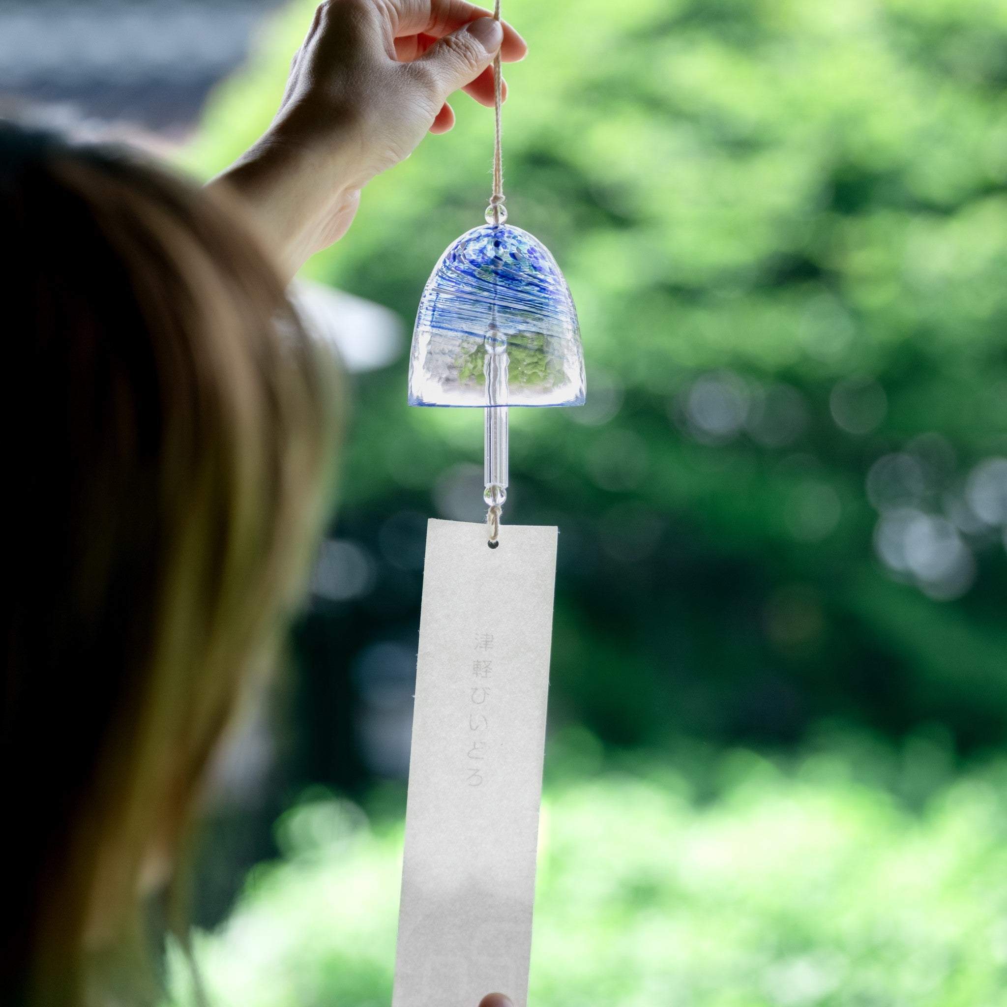 津軽びいどろ 風鈴 涼 夏風 涼し気なブルーの風鈴の画像