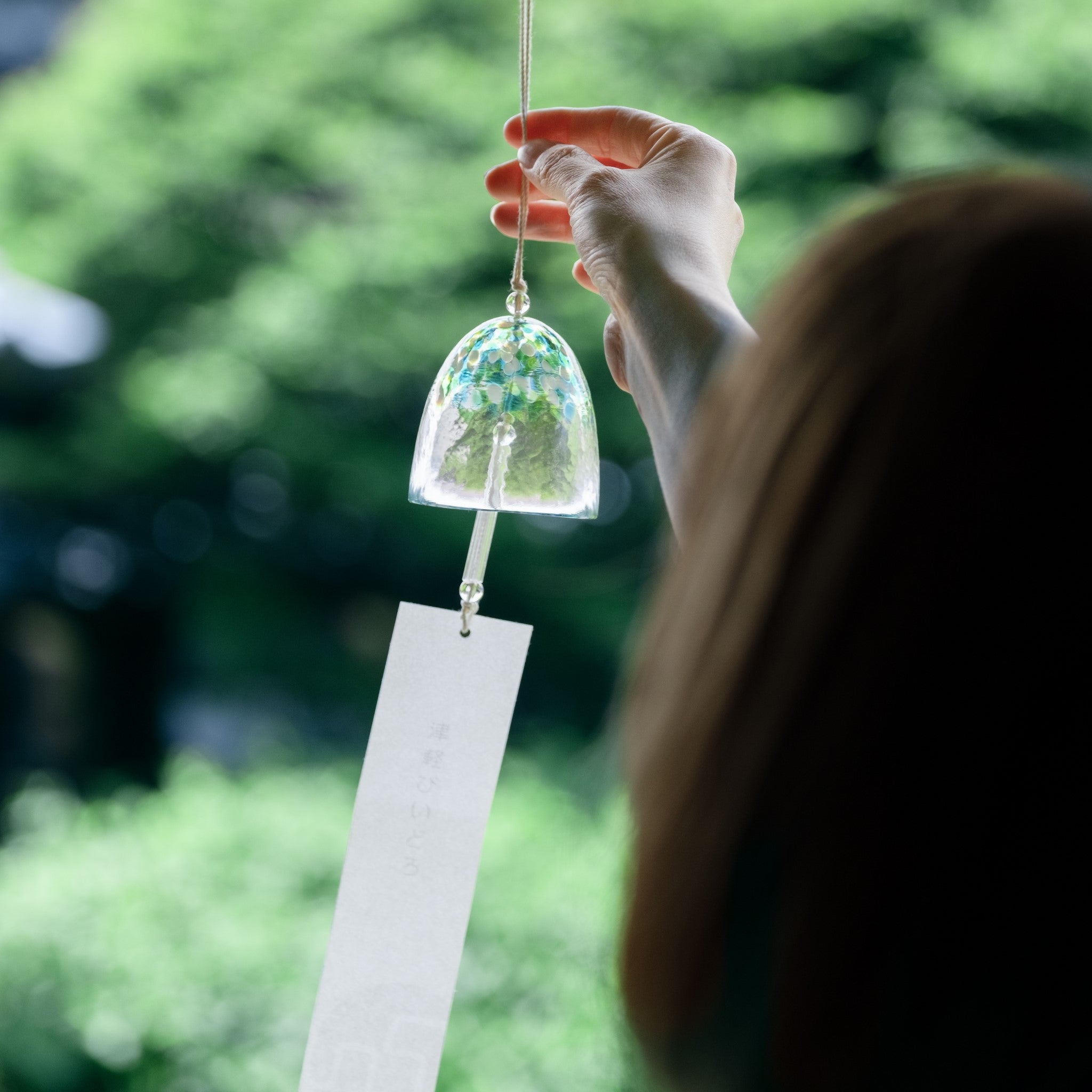 津軽びいどろ 風鈴 涼 山空 窓際に吊るされた風鈴の画像