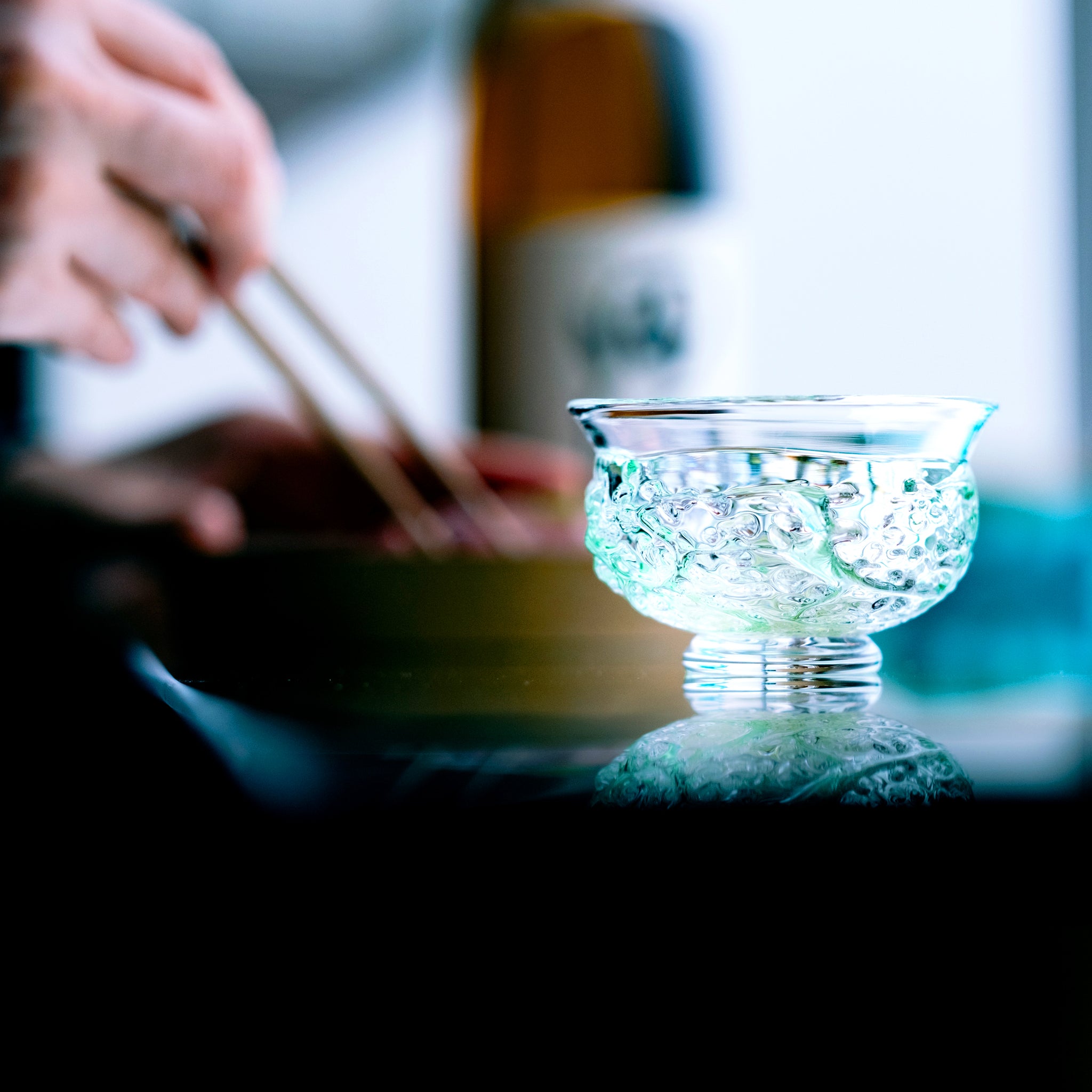 津軽びいどろ 盃12ヶ月コレクション 5月新緑 食卓に並ぶ盃の画像