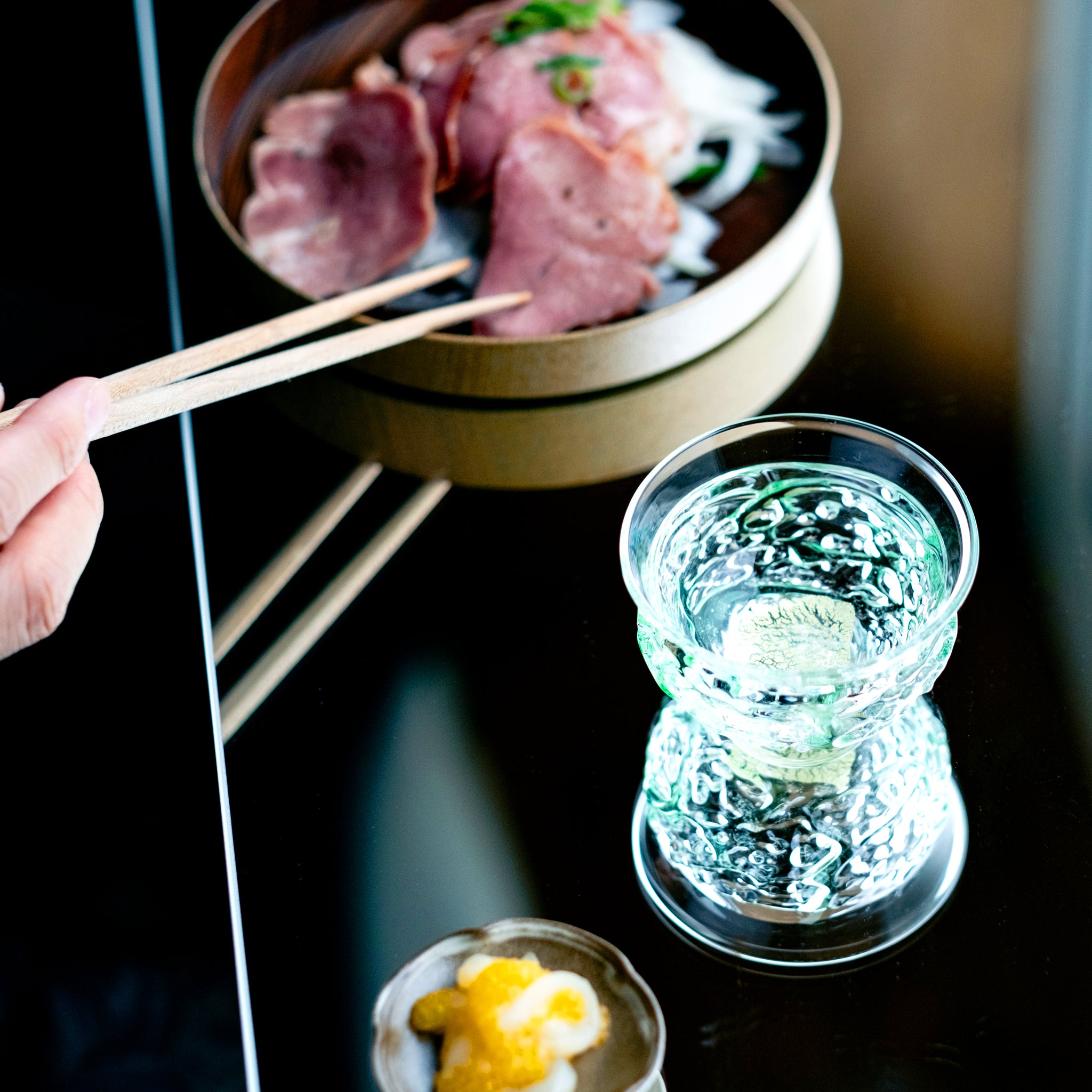 津軽びいどろ 盃12ヶ月コレクション 5月新緑 料理と並んでいる盃の画像