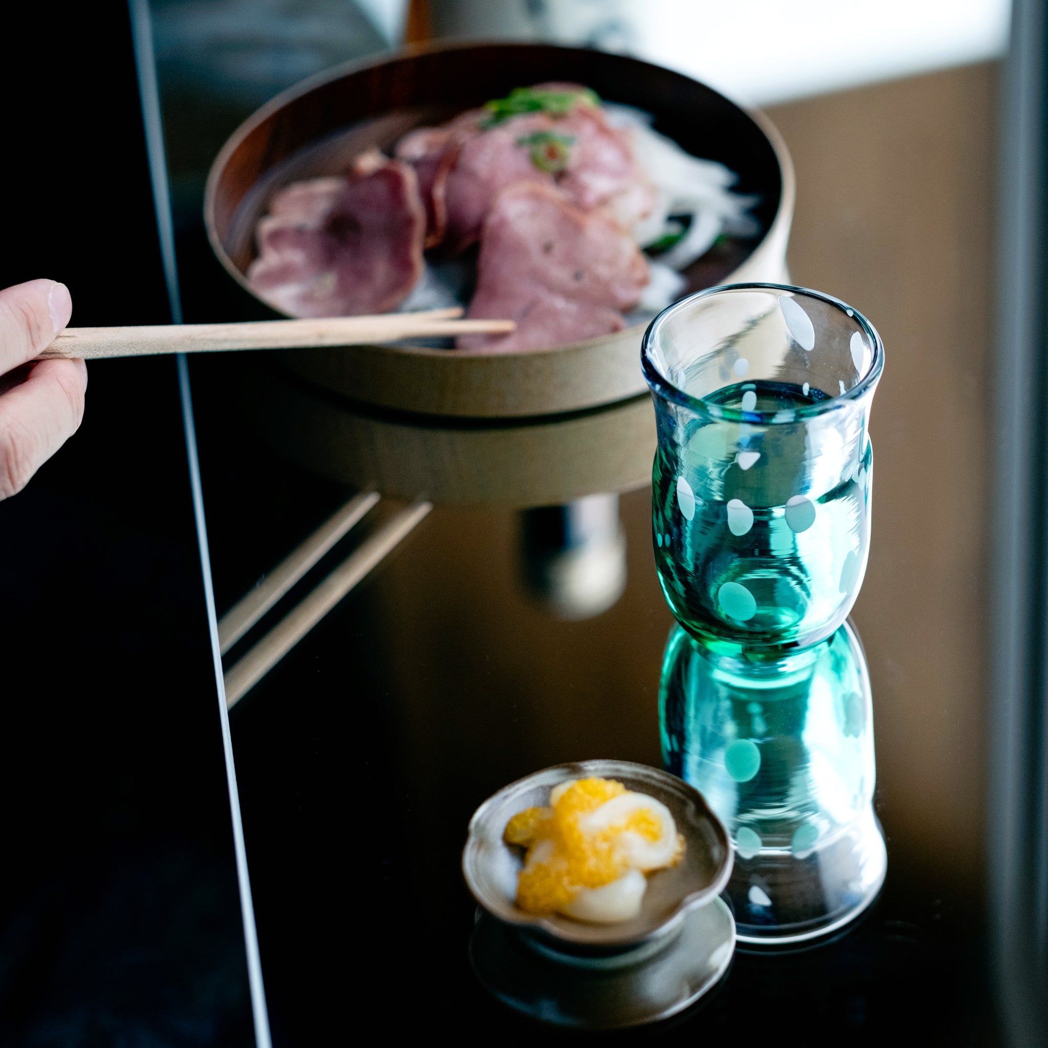 津軽びいどろ 盃12ヶ月コレクション 6月梅雨晴 食卓に並ぶ盃の画像