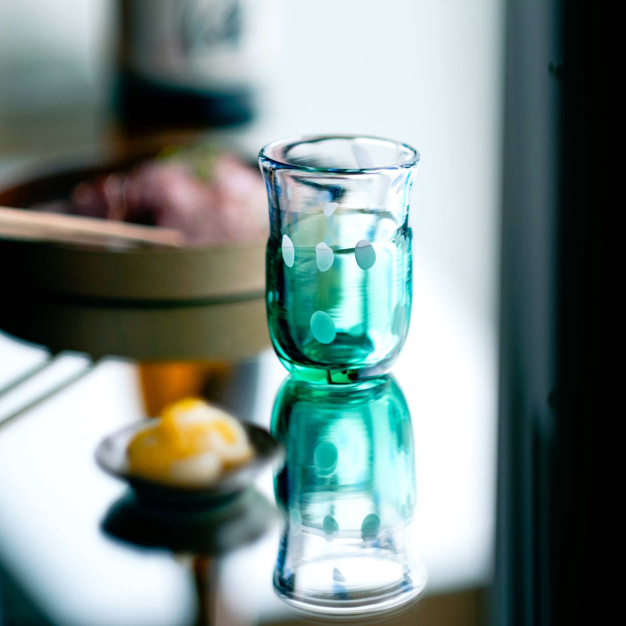 津軽びいどろ 盃12ヶ月コレクション 6月梅雨晴 日本酒と料理と並んでいる盃の画像