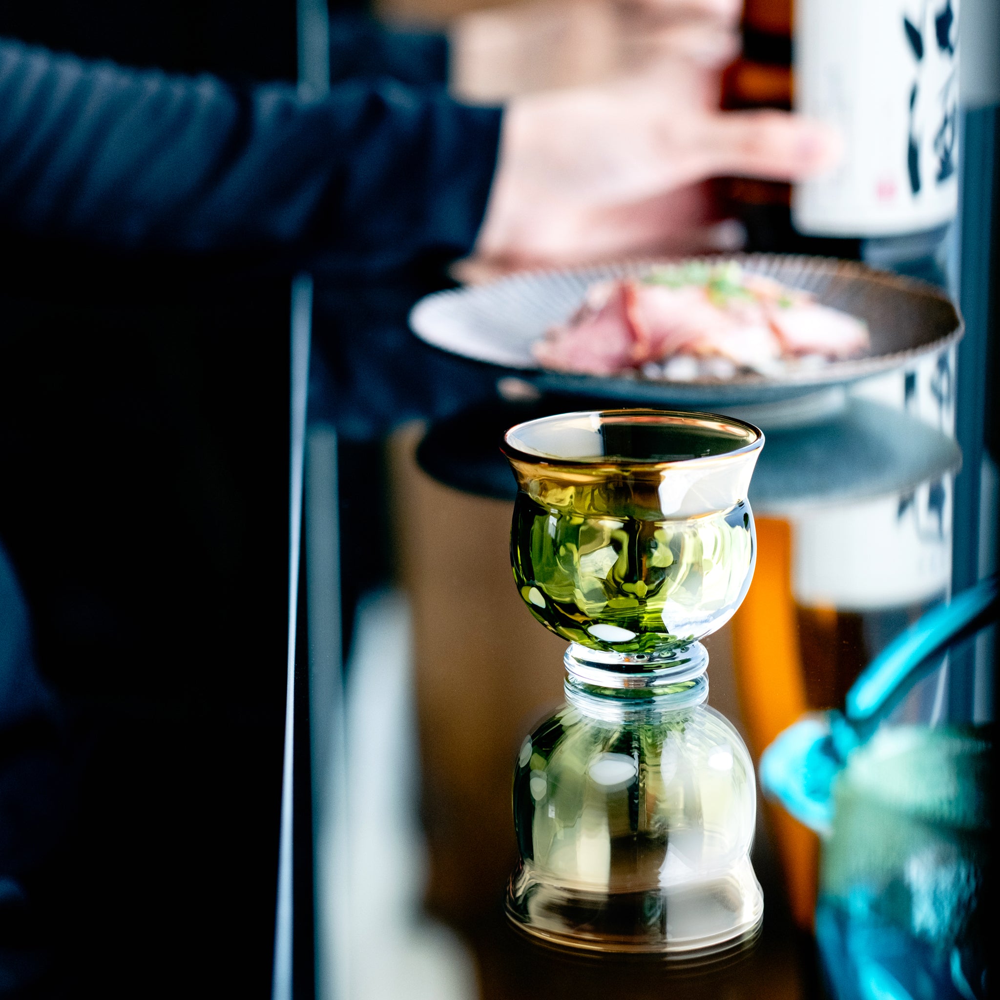 津軽びいどろ 盃12ヶ月コレクション 9月月見 食卓に並ぶ盃の画像