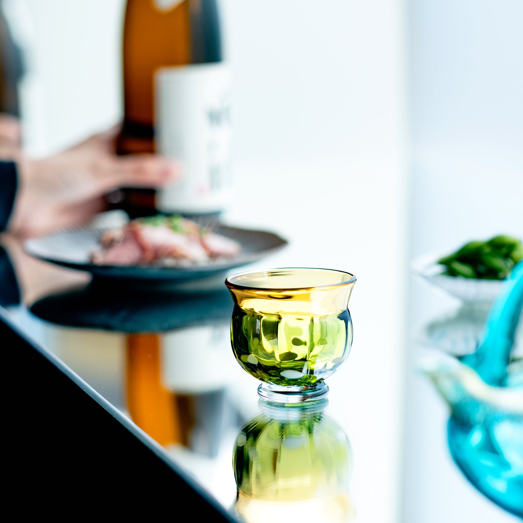 津軽びいどろ 盃12ヶ月コレクション 9月月見 日本酒と料理と並んでいる盃の画像