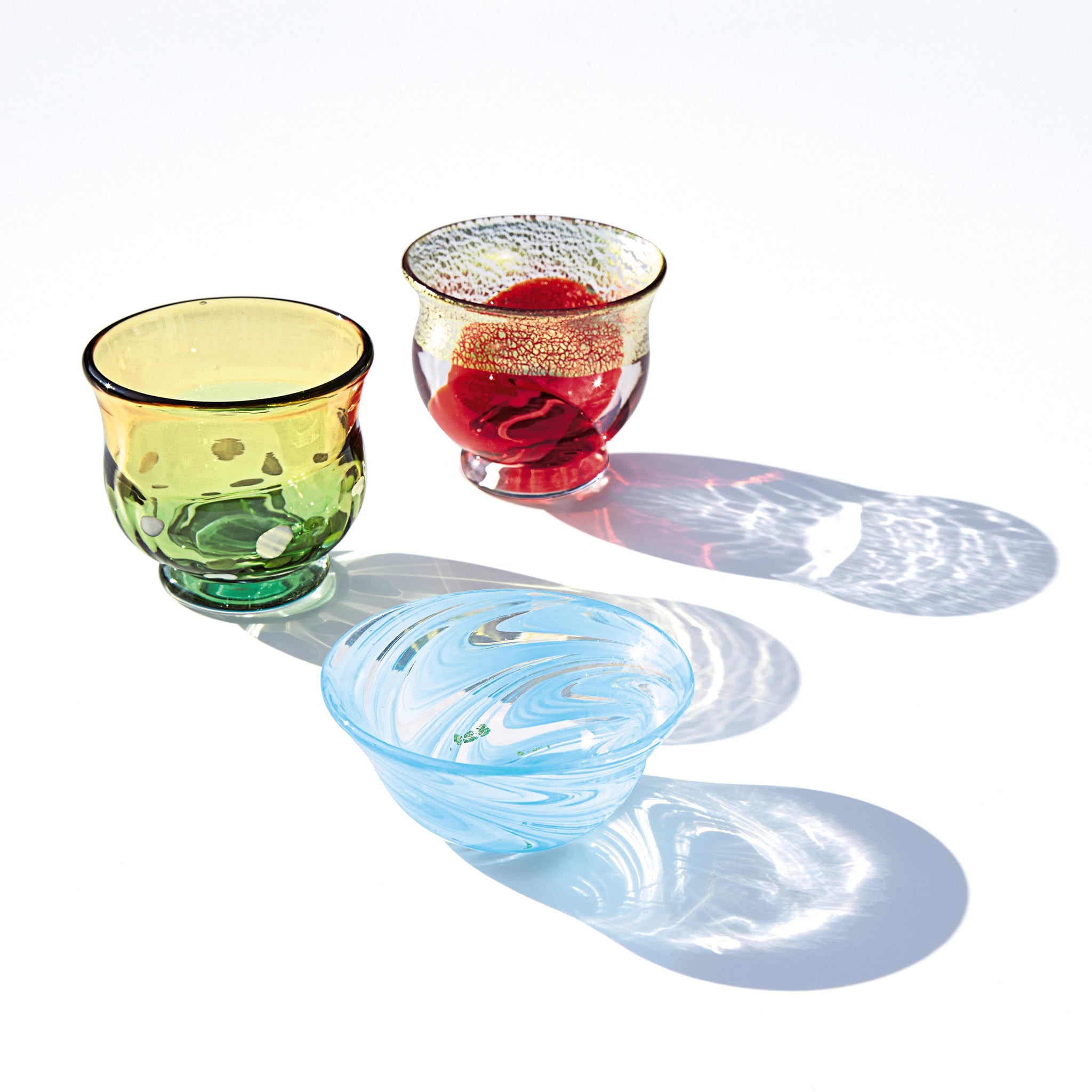 津軽びいどろ 盃12ヶ月コレクション 9月月見 柄違いの盃が並べられている画像