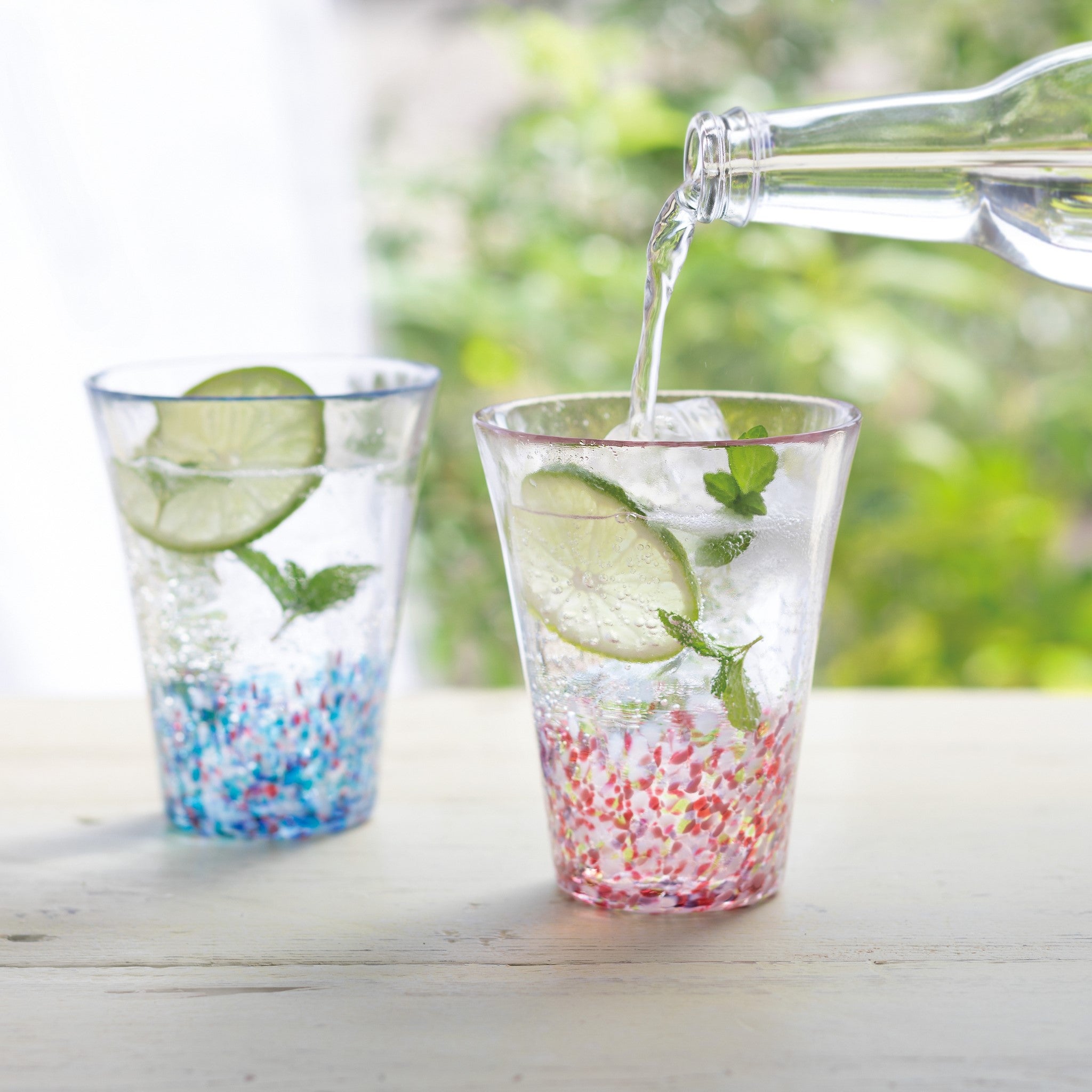 津軽びいどろ にほんの色 タンブラーペアふうけい グラスタンブラーに水を注いでいる画像