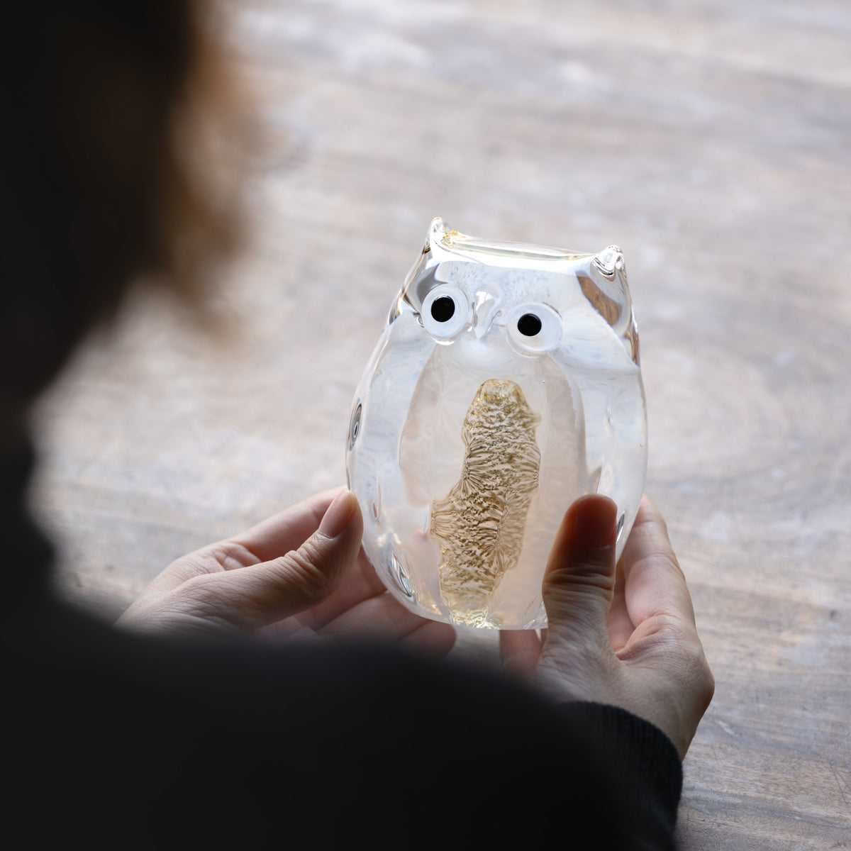 津軽びいどろ ふくろう 白ふくろう ガラスの置物 サイズ感