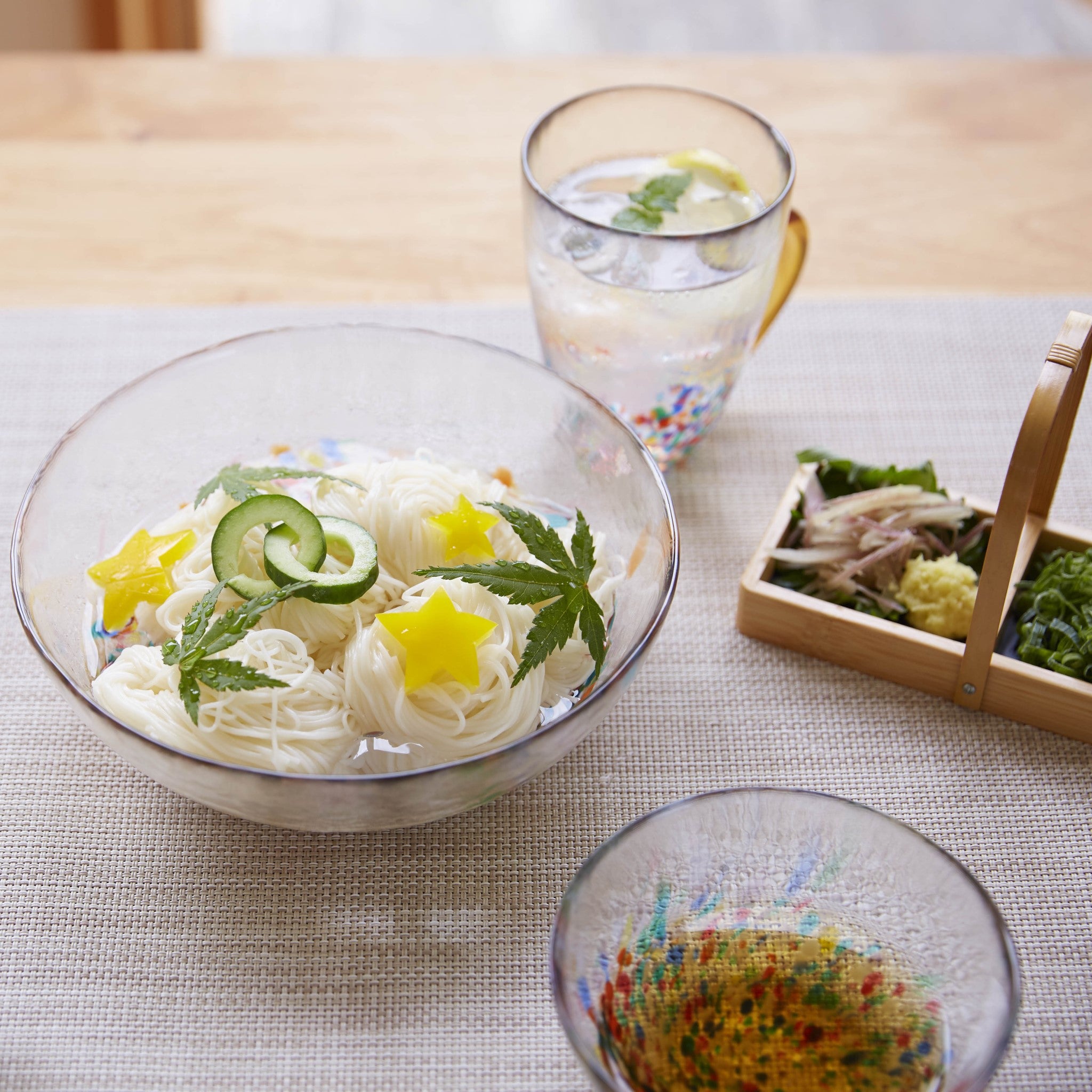 津軽びいどろ NEBUTA ねぶた小鉢 食卓に並ぶガラスのそうめん鉢や小鉢の画像