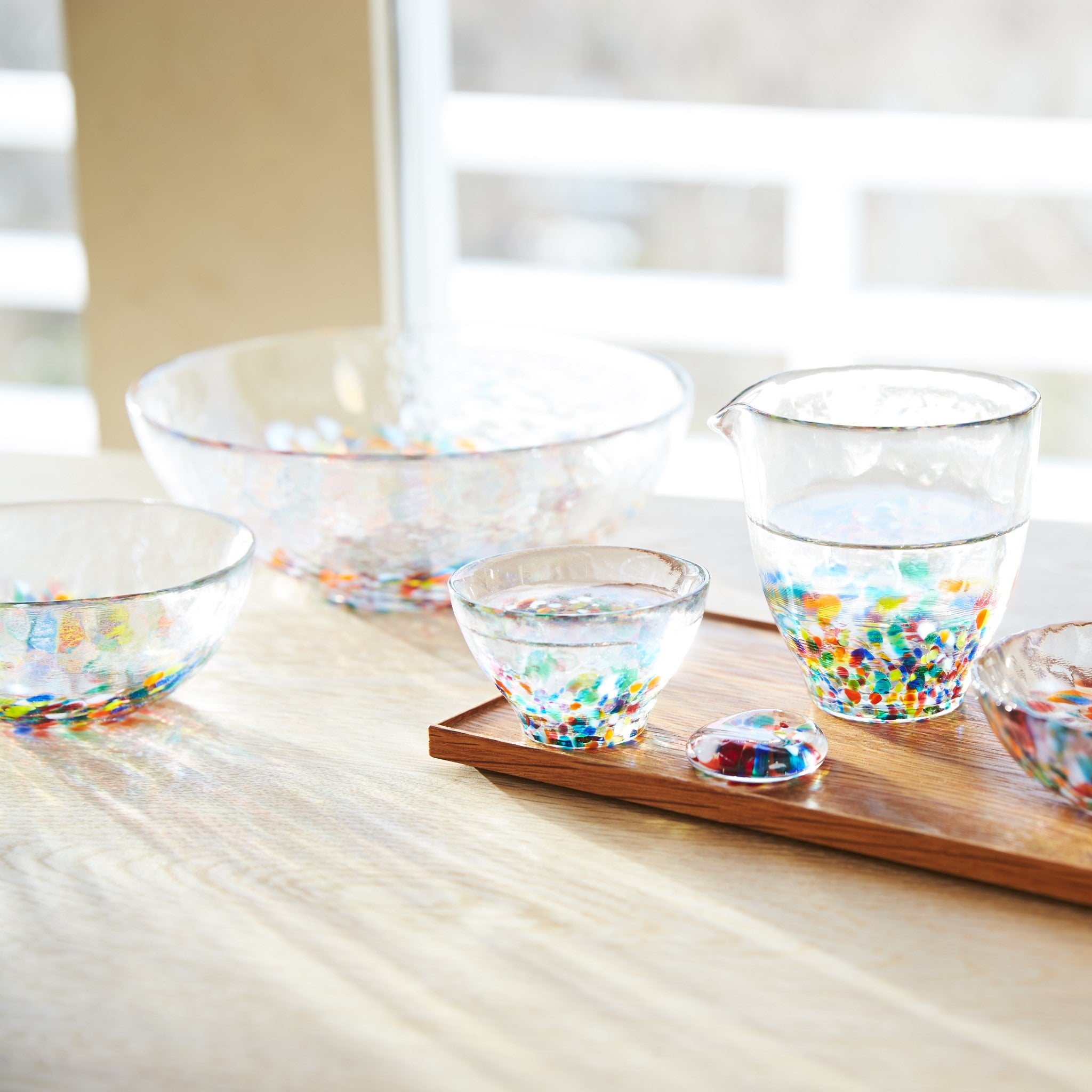 津軽びいどろ NEBUTA ねぶた小鉢 テーブルに並ぶガラスのお皿やおちょこの画像