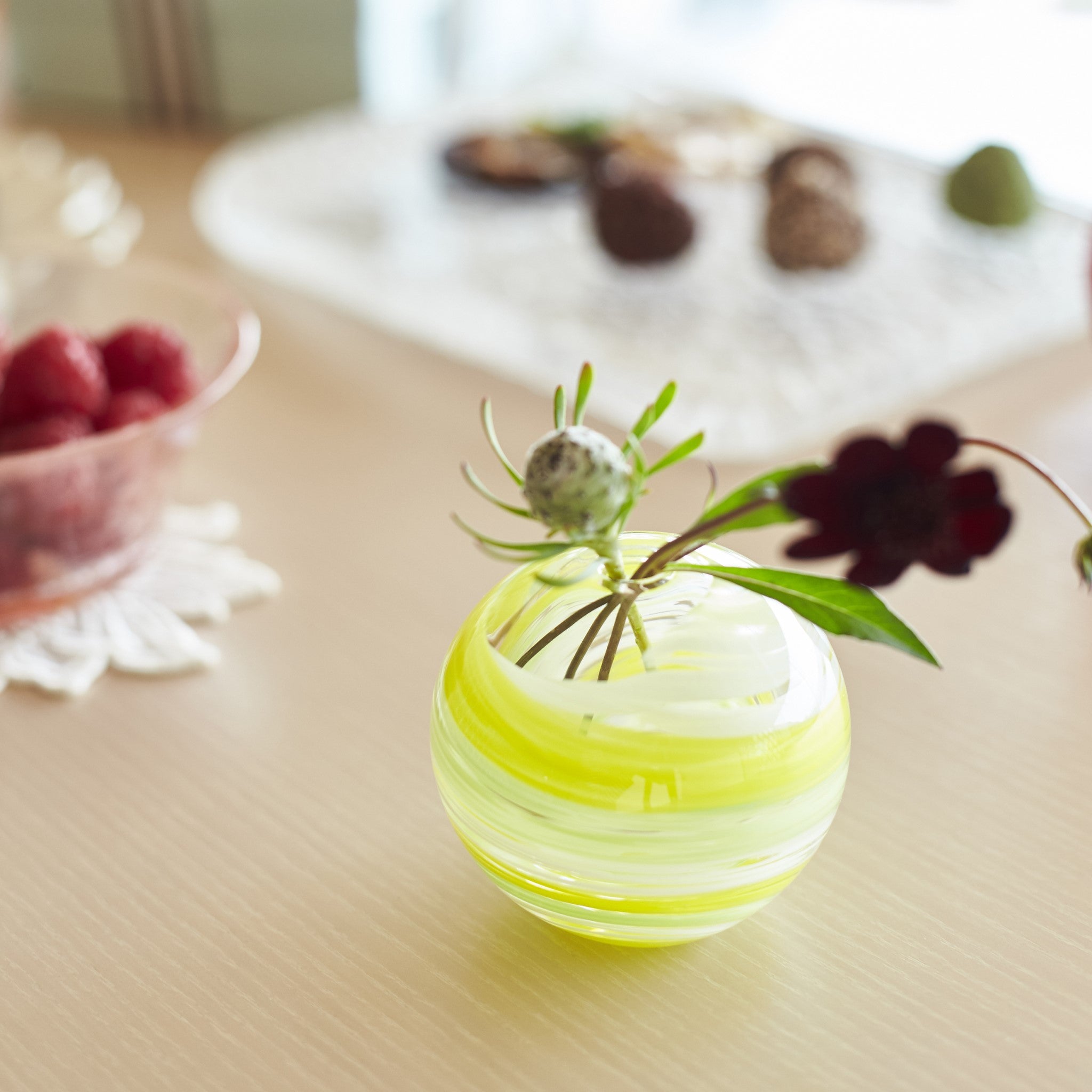 津軽びいどろ 彩手鞠 若草 一輪挿し 花材を活けている花瓶の画像