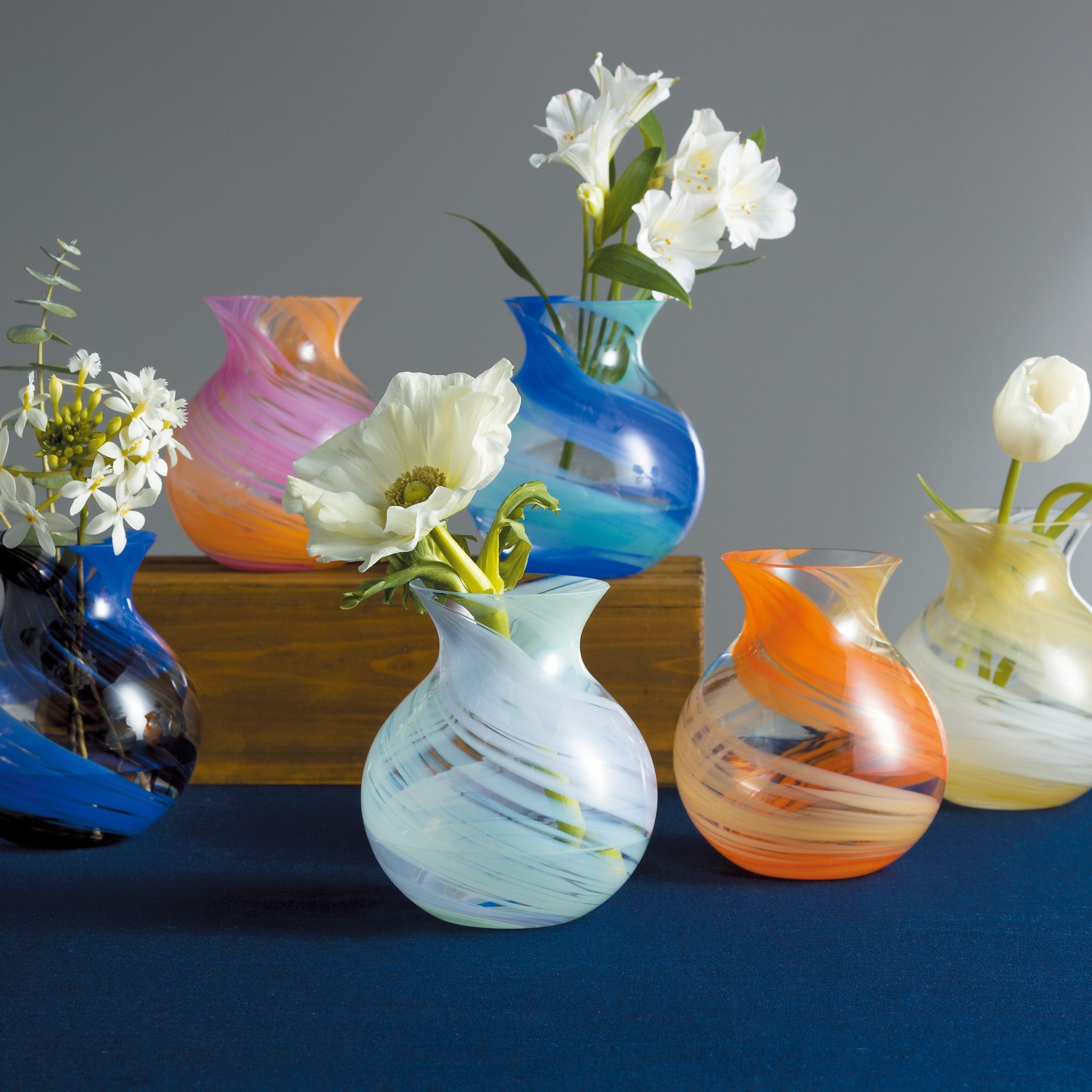 津軽びいどろ 花しずく ブーケポットブルー 色違いの花瓶がたくさん並んでいる画像