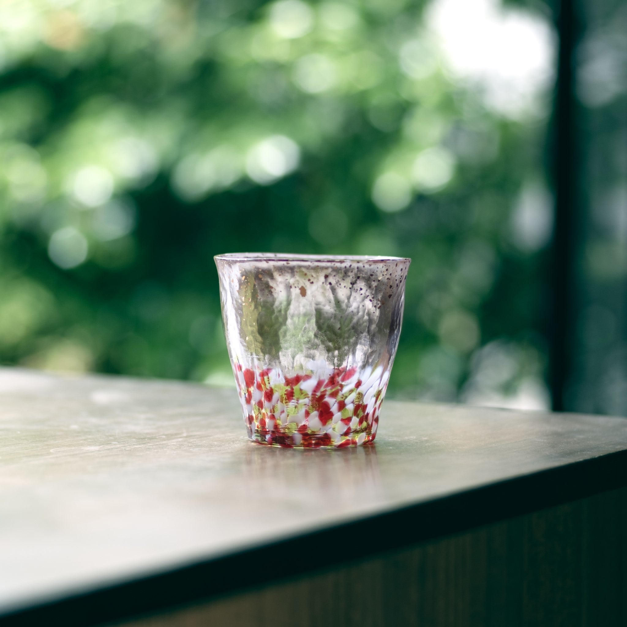 津軽びいどろ 氷華 金彩ロックグラス春 テーブルに置かれたグラスの画像