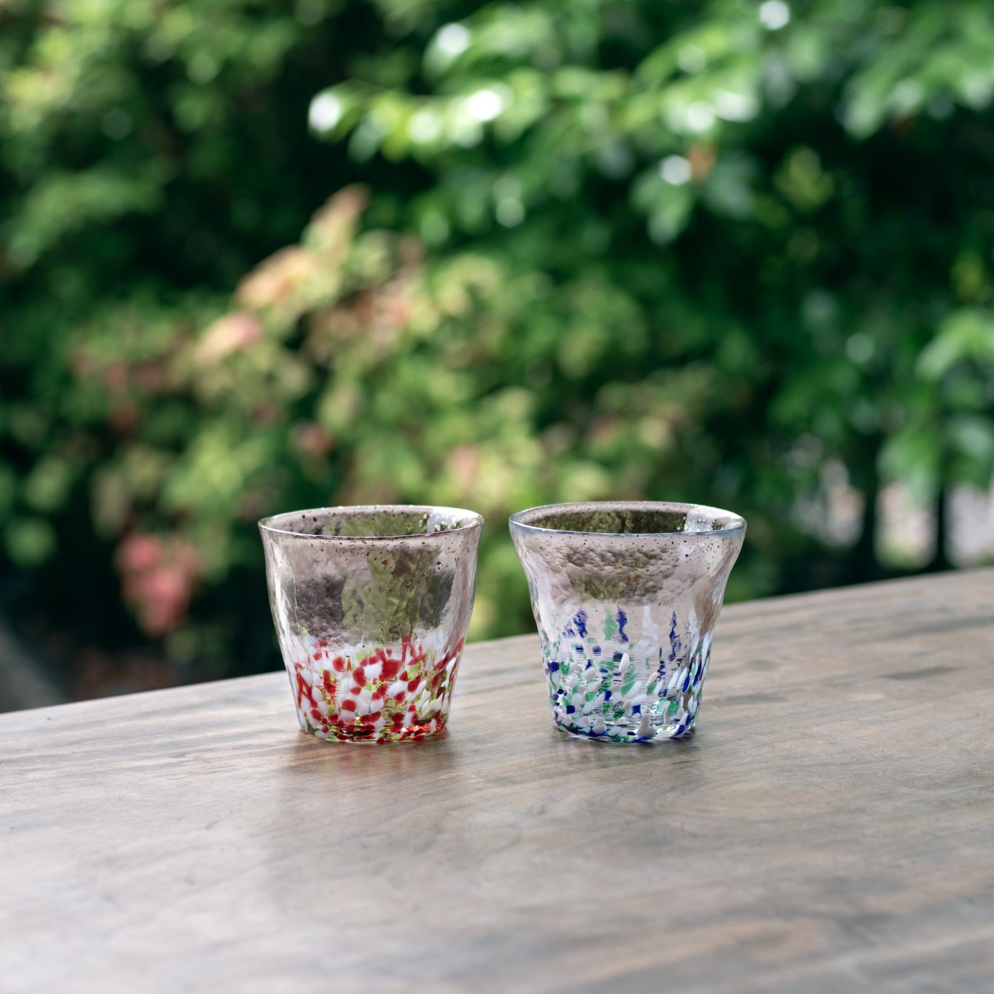 津軽びいどろ 氷華 金彩ロックグラス春 テーブルにグラスが2つ並んでいる画像