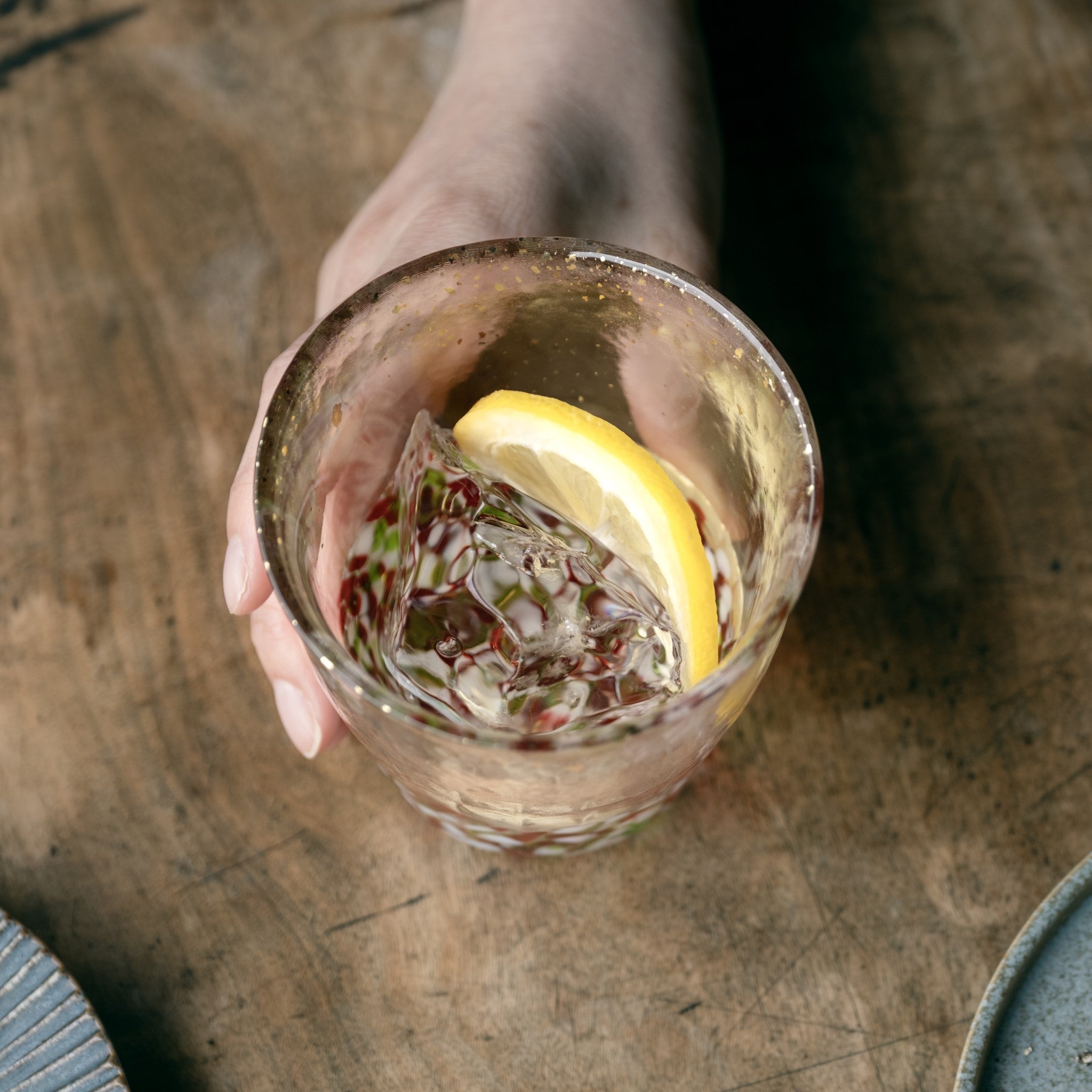 津軽びいどろ 氷華 金彩ロックグラス春 レモンが入ったグラスの画像