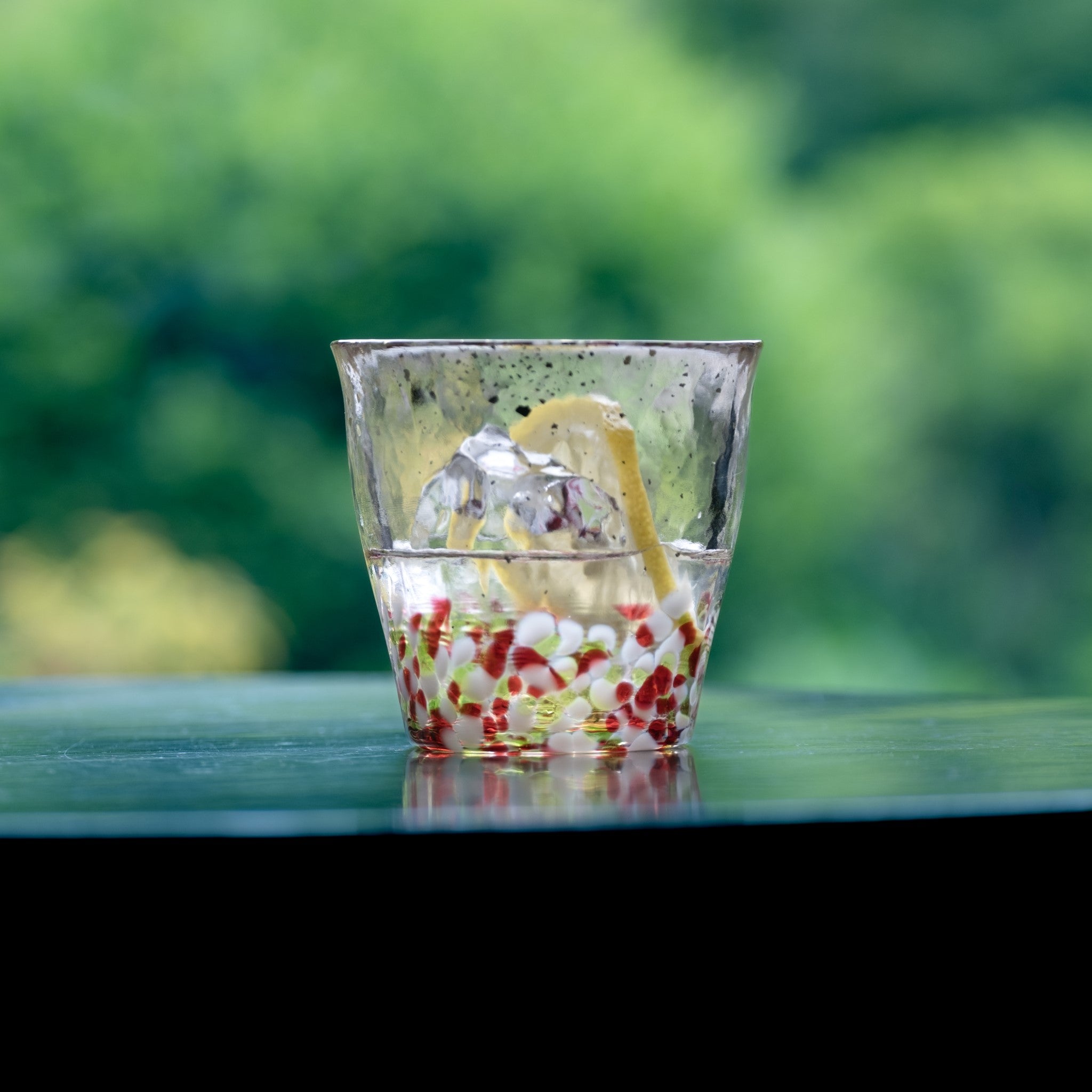 津軽びいどろ 氷華 金彩ロックグラス春 グラスを横から見た画像