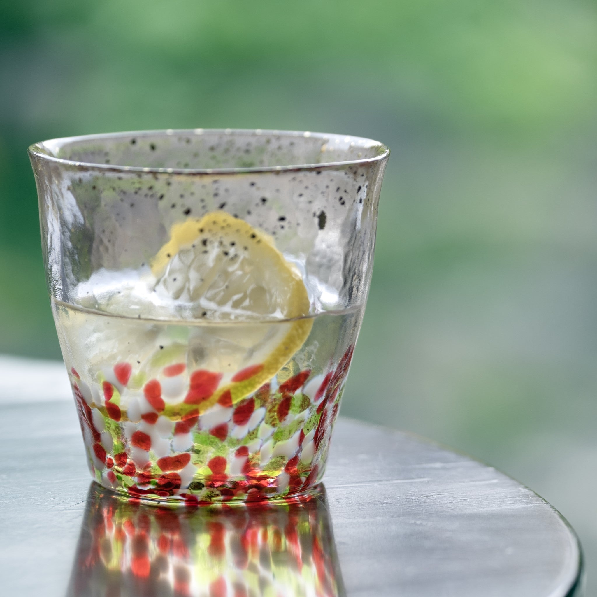 津軽びいどろ 氷華 金彩ロックグラス春 グラスのアップ画像