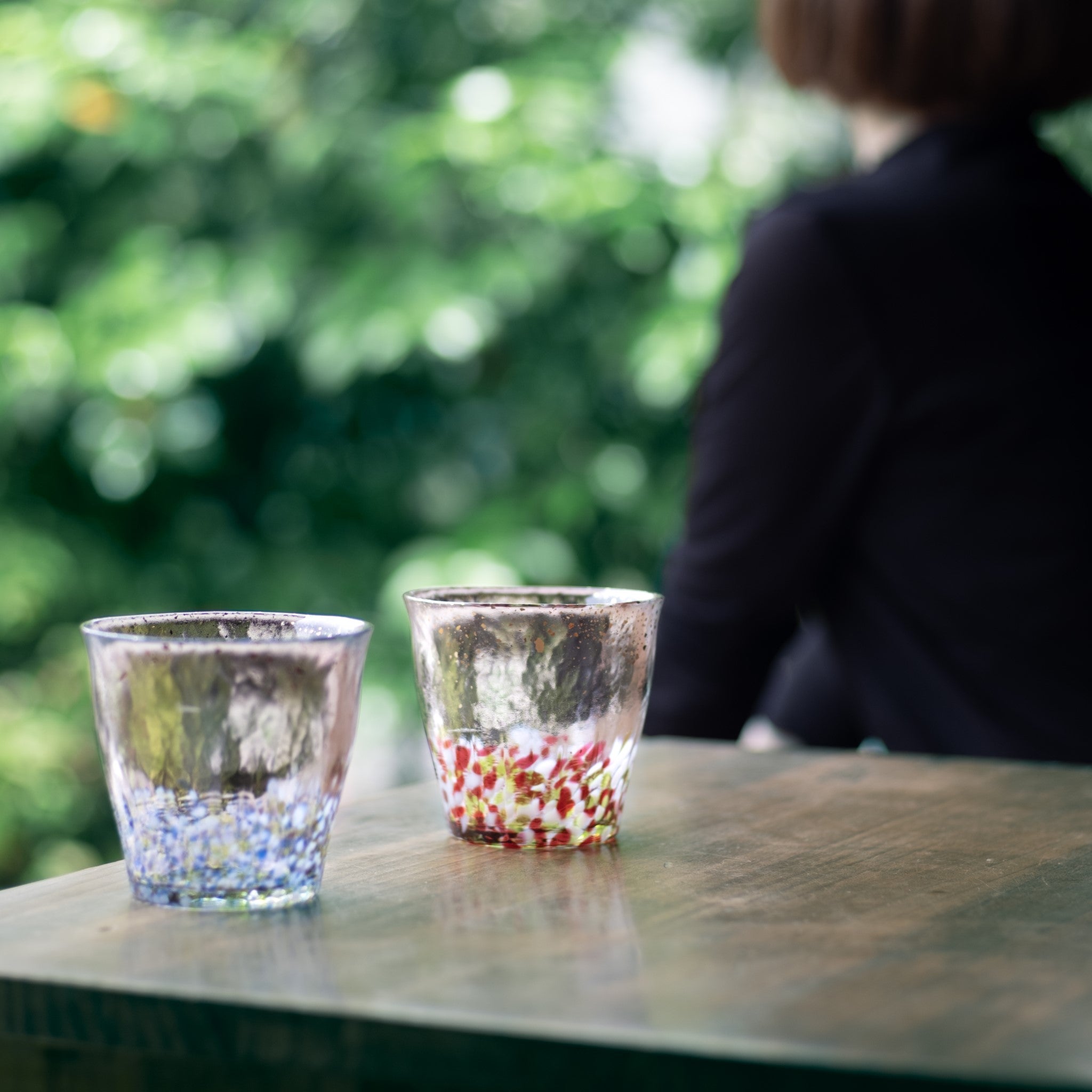 津軽びいどろ 氷華 金彩ロックグラス雫 グラスが2つ並んでいる画像