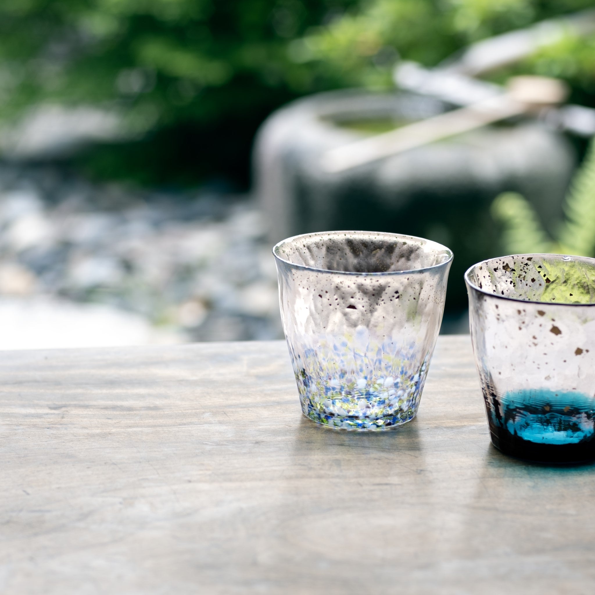 津軽びいどろ 氷華 金彩ロックグラス雫 テーブルにグラスが2つ並んでいる画像