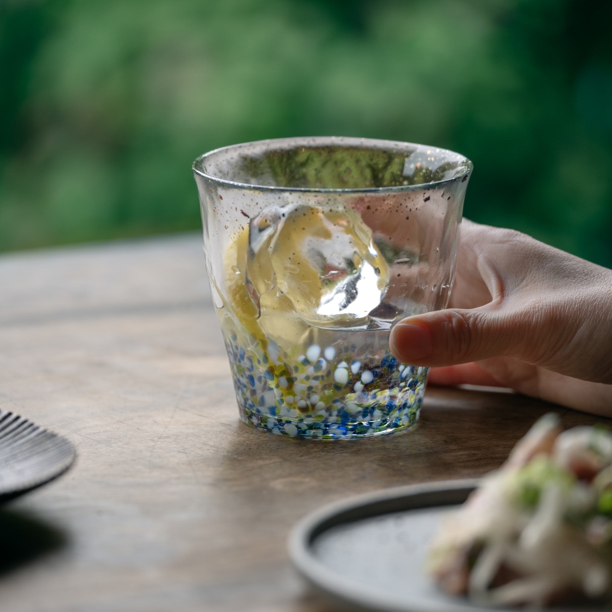 津軽びいどろ 氷華 金彩ロックグラス雫 レモン水が入ったグラスの画像