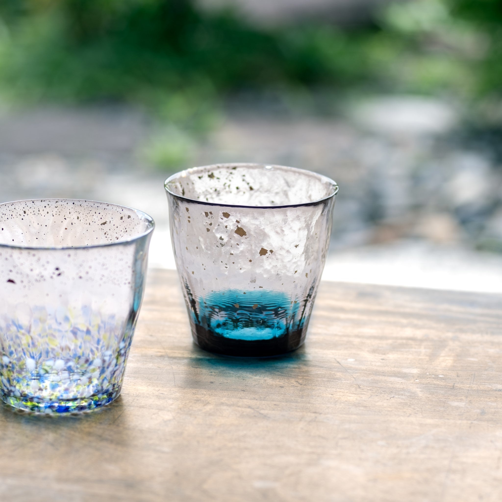 津軽びいどろ 氷華 金彩ロックグラス碧 グラスがテーブルに並んでいる画像