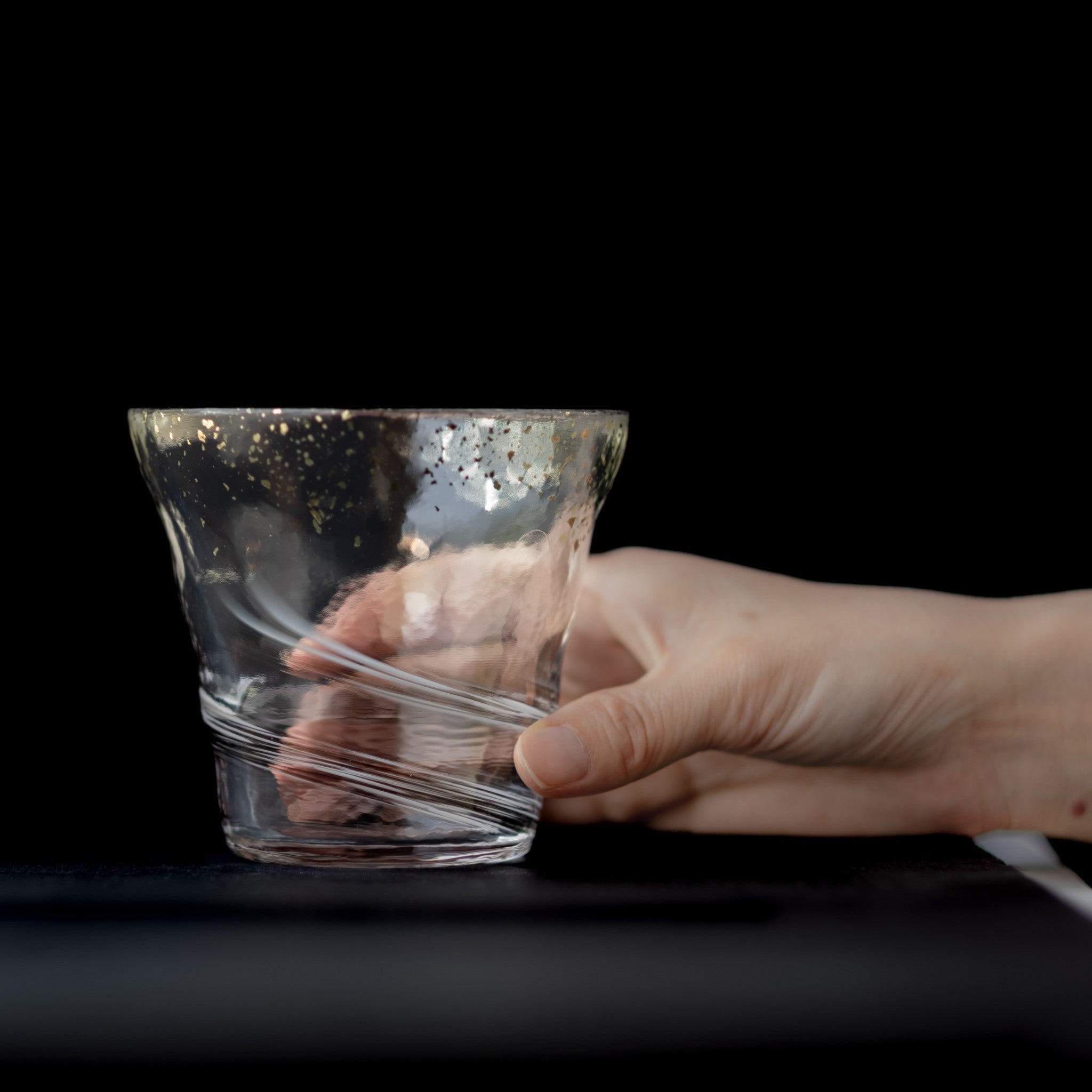 津軽びいどろ 氷華 金彩ロックグラス霧 グラスを手でつかんでいる画像