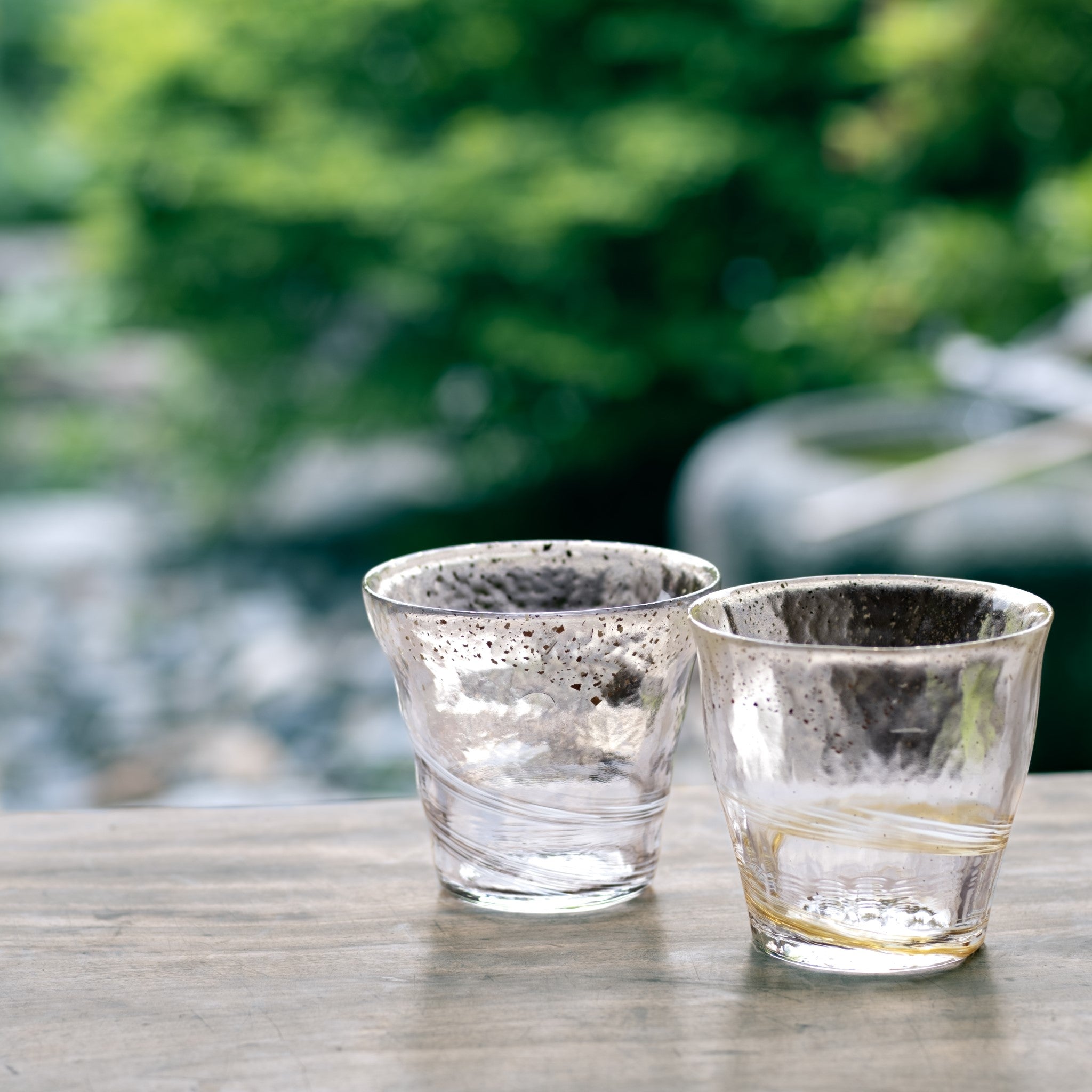 津軽びいどろ 氷華 金彩ロックグラス霧 色違いのグラスが2つ並んでいる画像