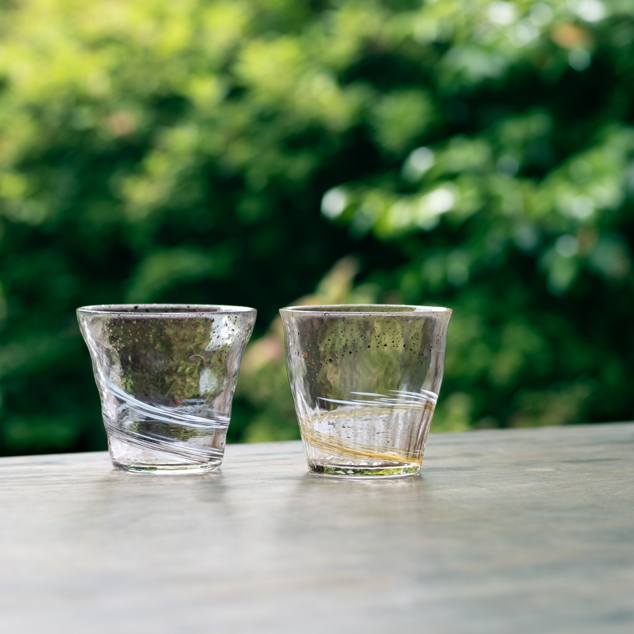 津軽びいどろ 氷華 金彩ロックグラス霧 色違いのグラスが2つ並んでいる画像