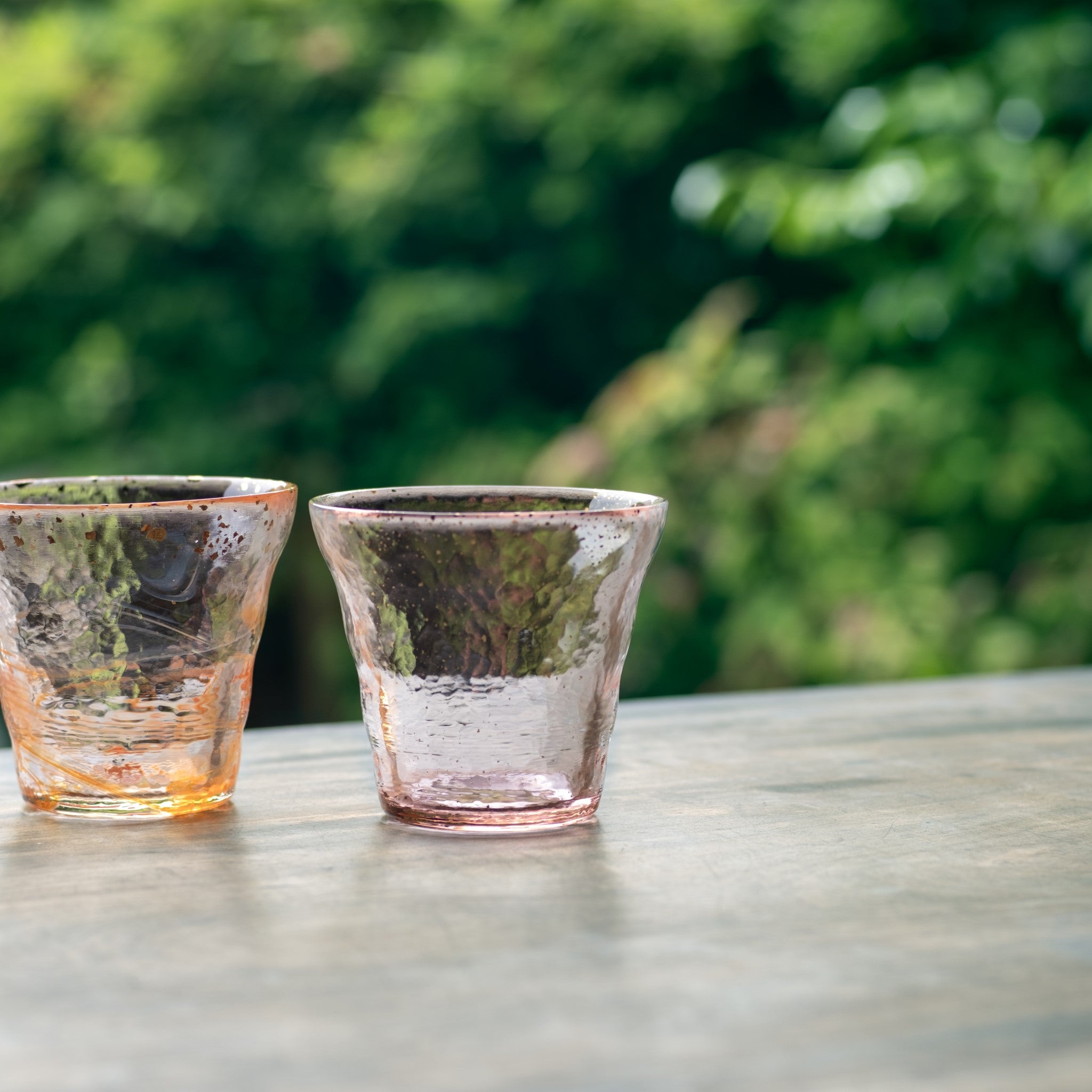 津軽びいどろ 氷華 金彩ロックグラス桜 グラスが2つ並んでいる画像