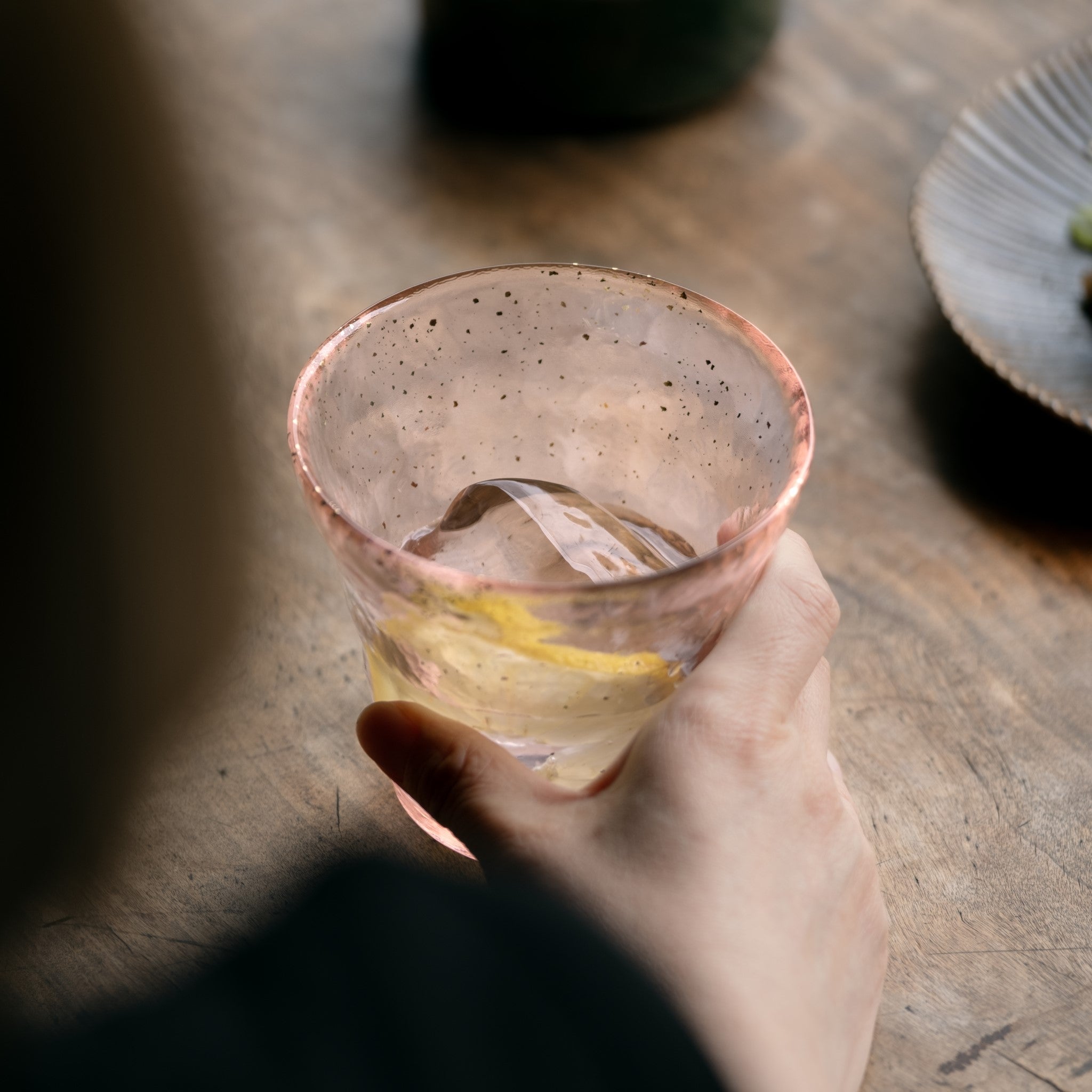 津軽びいどろ 氷華 金彩ロックグラス桜 氷が入ったレモン水の画像