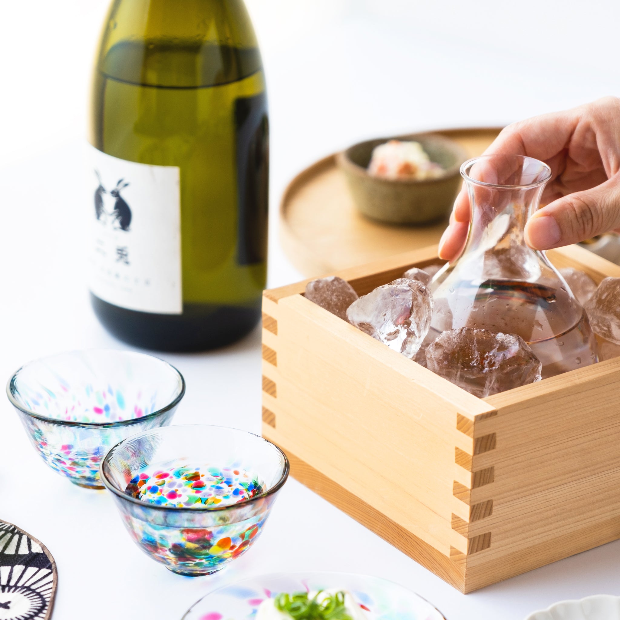 津軽びいどろ 酒器 ねぶた流し酒器セット 日本酒と並んでる画像