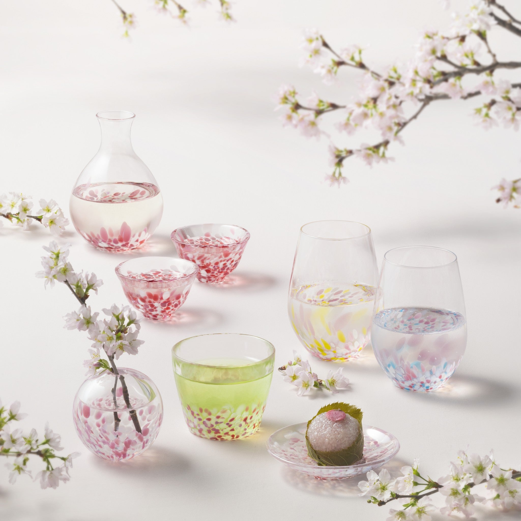 津軽びいどろ 酒器 桜吹雪酒器セット 桜モチーフのガラス食器や花瓶が並んでいる画像