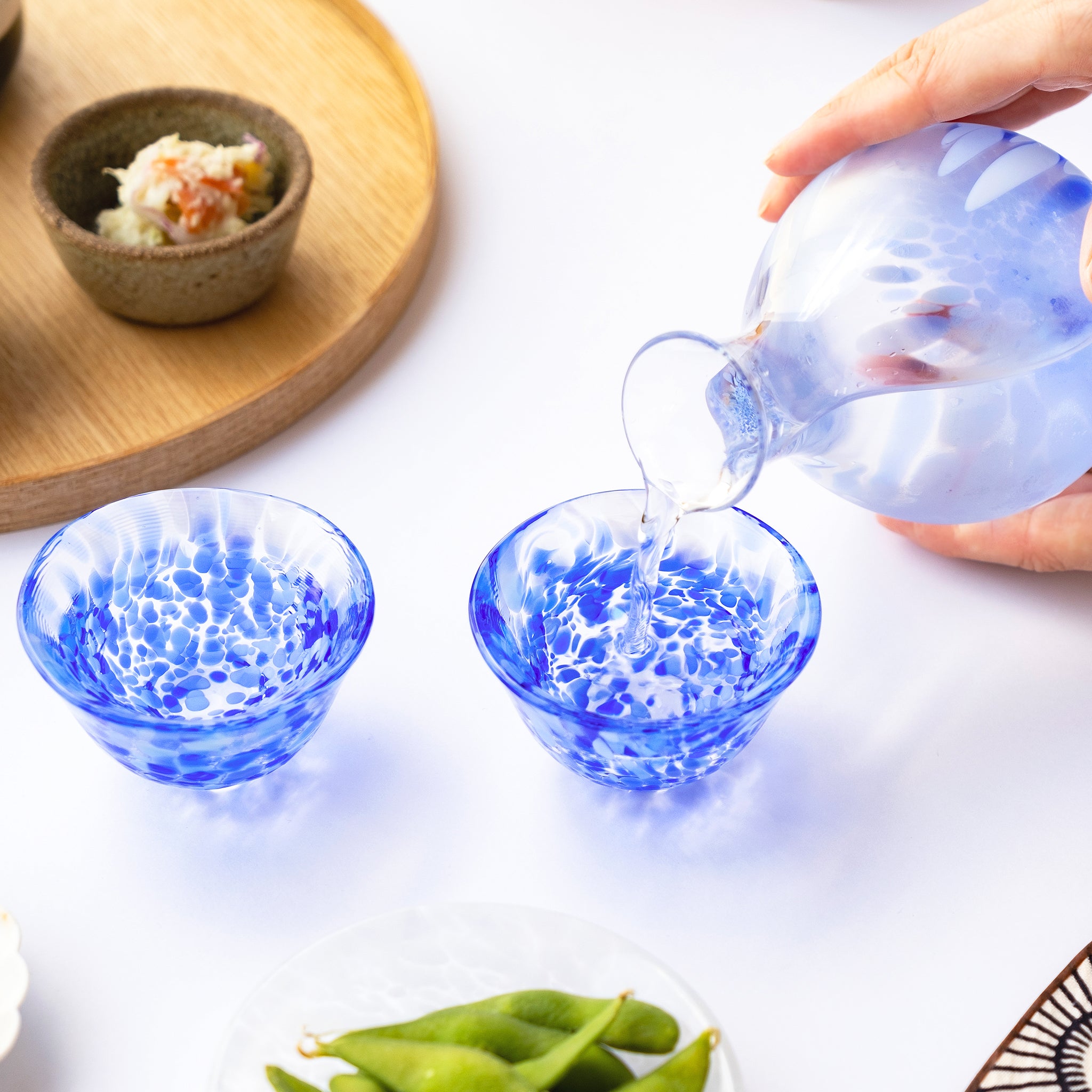 津軽びいどろ 酒器 岩清水酒器セット 盃に徳利で酒を注ぐ画像