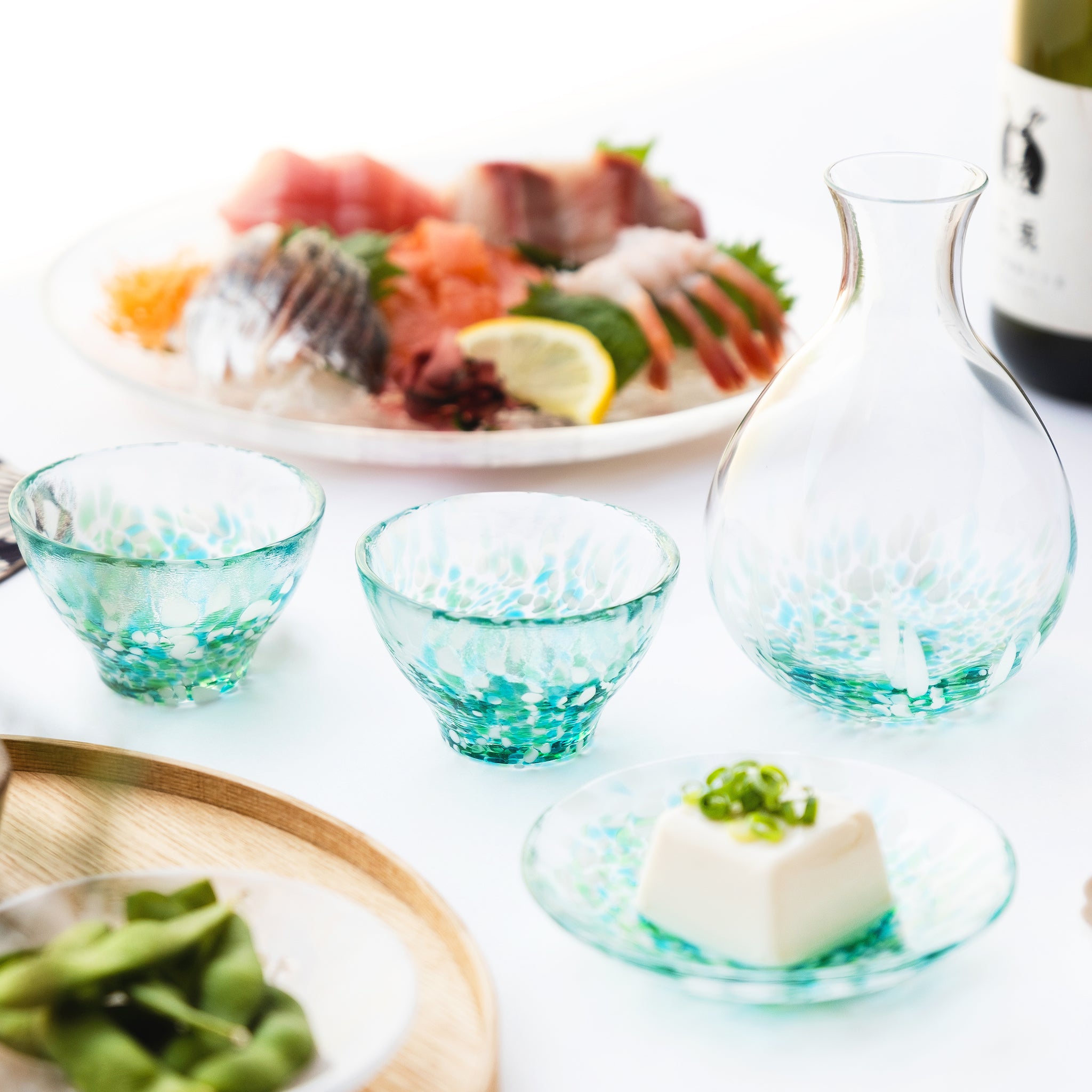津軽びいどろ 酒器 みずばしょう酒器セット 食卓に並ぶ酒器の画像