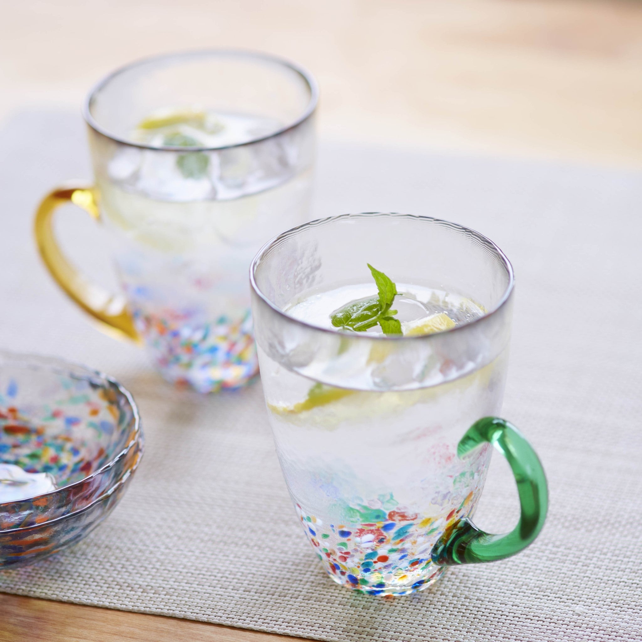 津軽びいどろ NEBUTA ねぶたマグ琥珀 テーブルに並んでいるグラスの画像