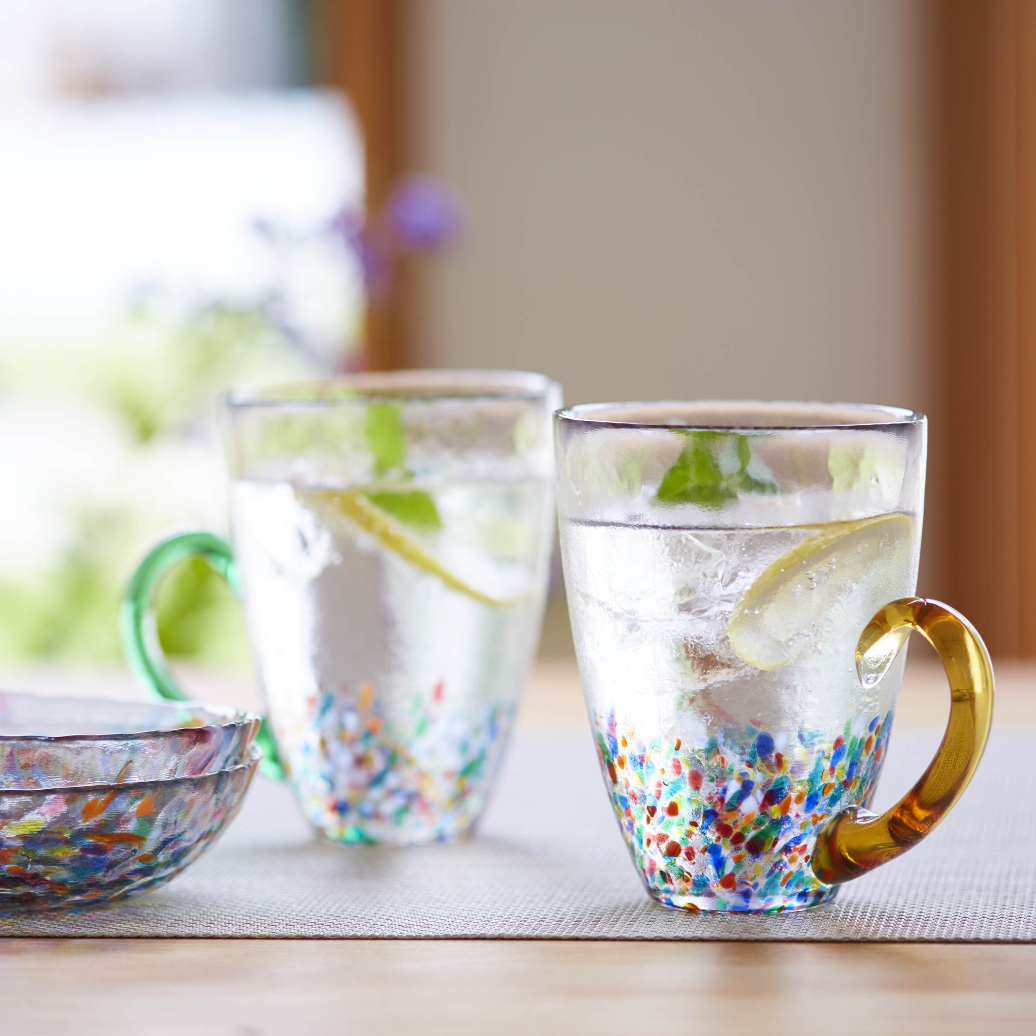 津軽びいどろ NEBUTA ねぶたマグ琥珀 テーブルに並んでいるグラスの画像