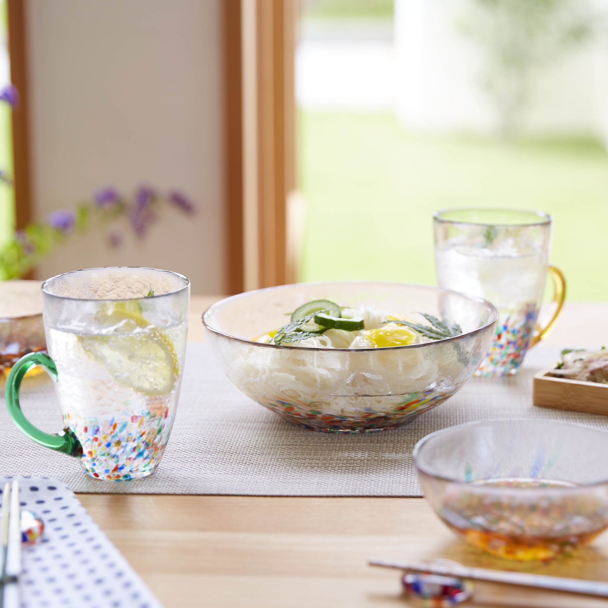津軽びいどろ NEBUTA ねぶたマグ翠 食卓に並ぶグラスやお皿の画像