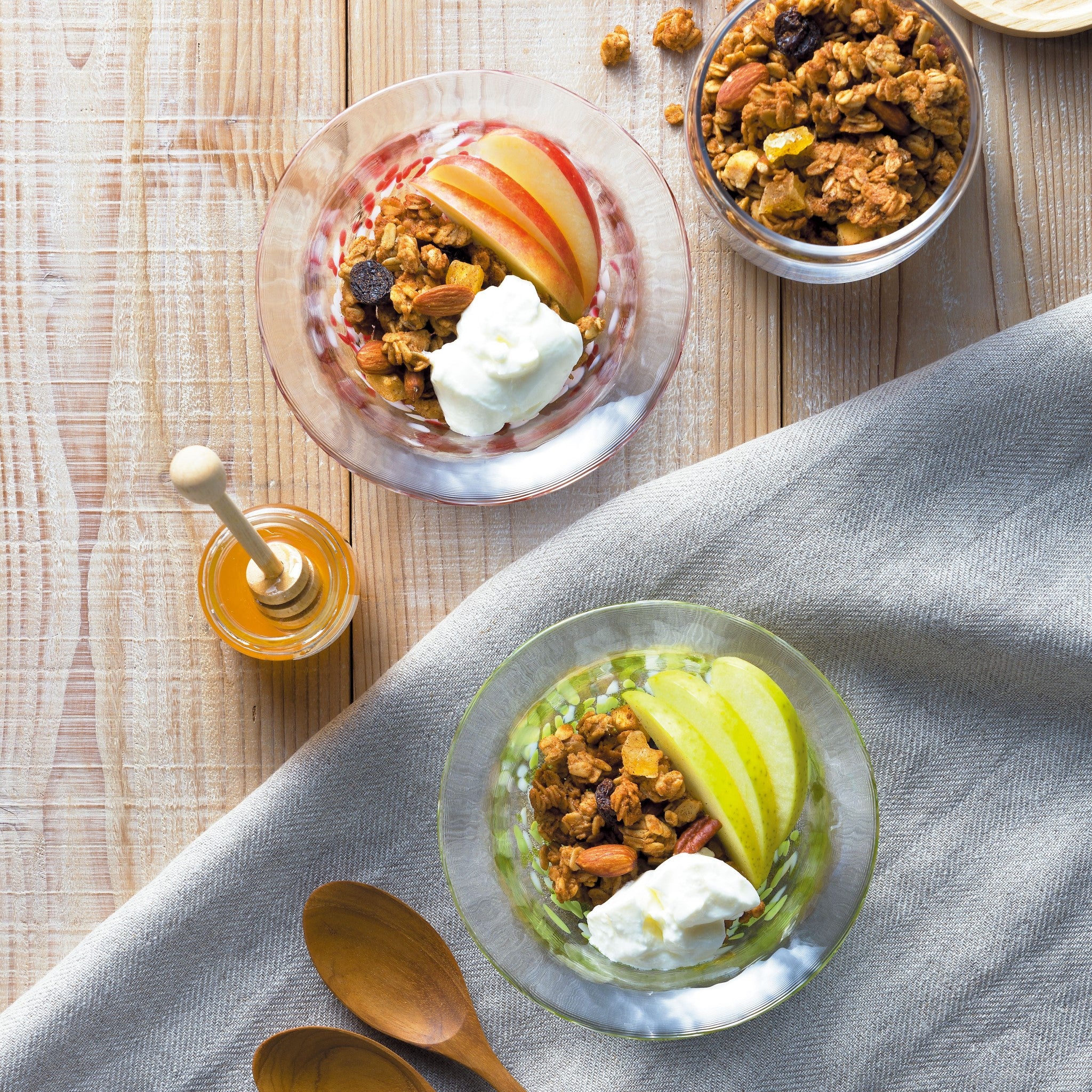 津軽びいどろ 津軽自然色りんご あおりんごボール ヨーグルトやフルーツが盛り付けられたガラスの器が2つ並んでいる画像