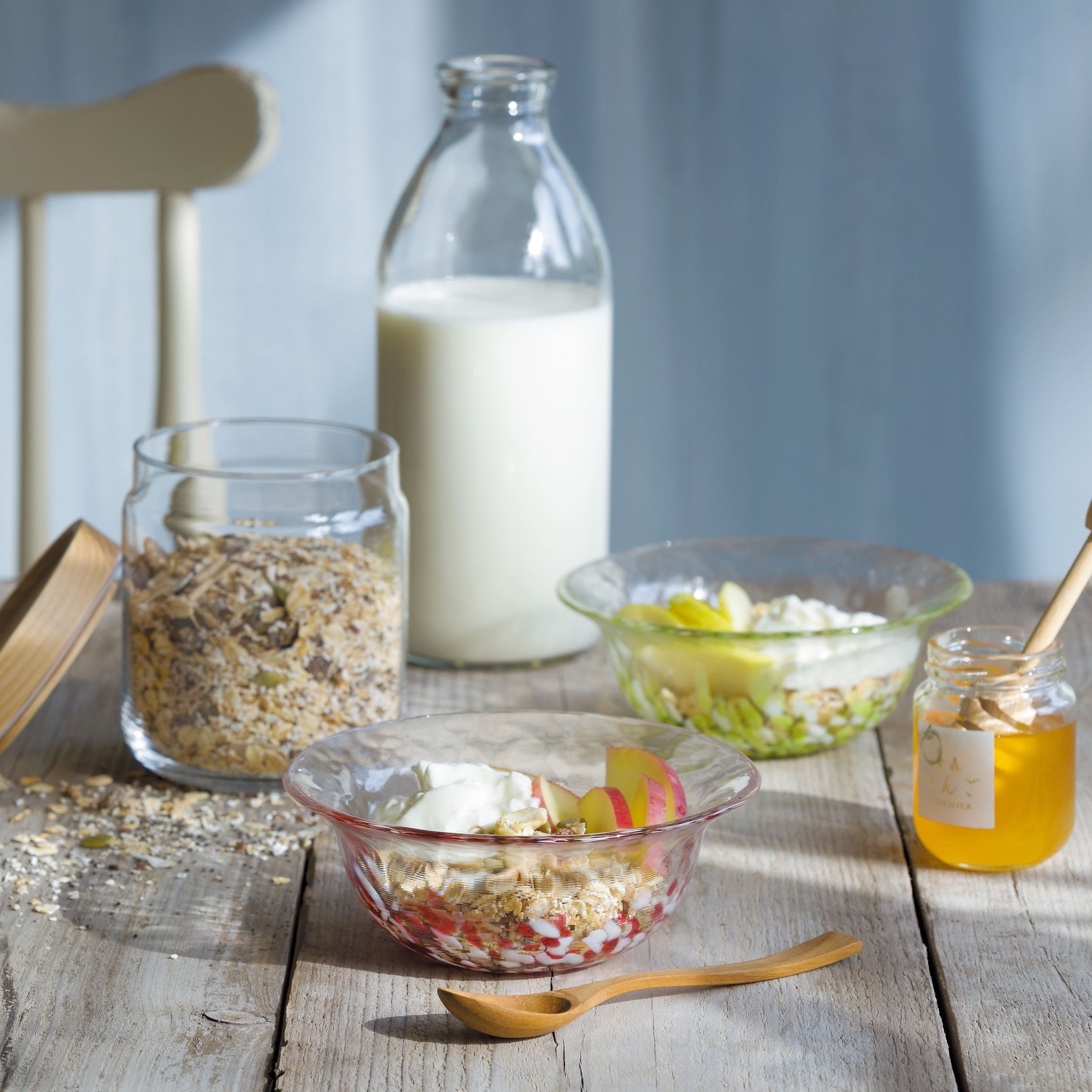 津軽びいどろ 津軽自然色りんご あおりんごボール ヨーグルトやフルーツが盛り付けられたガラスの器が食卓に並んでいる画像