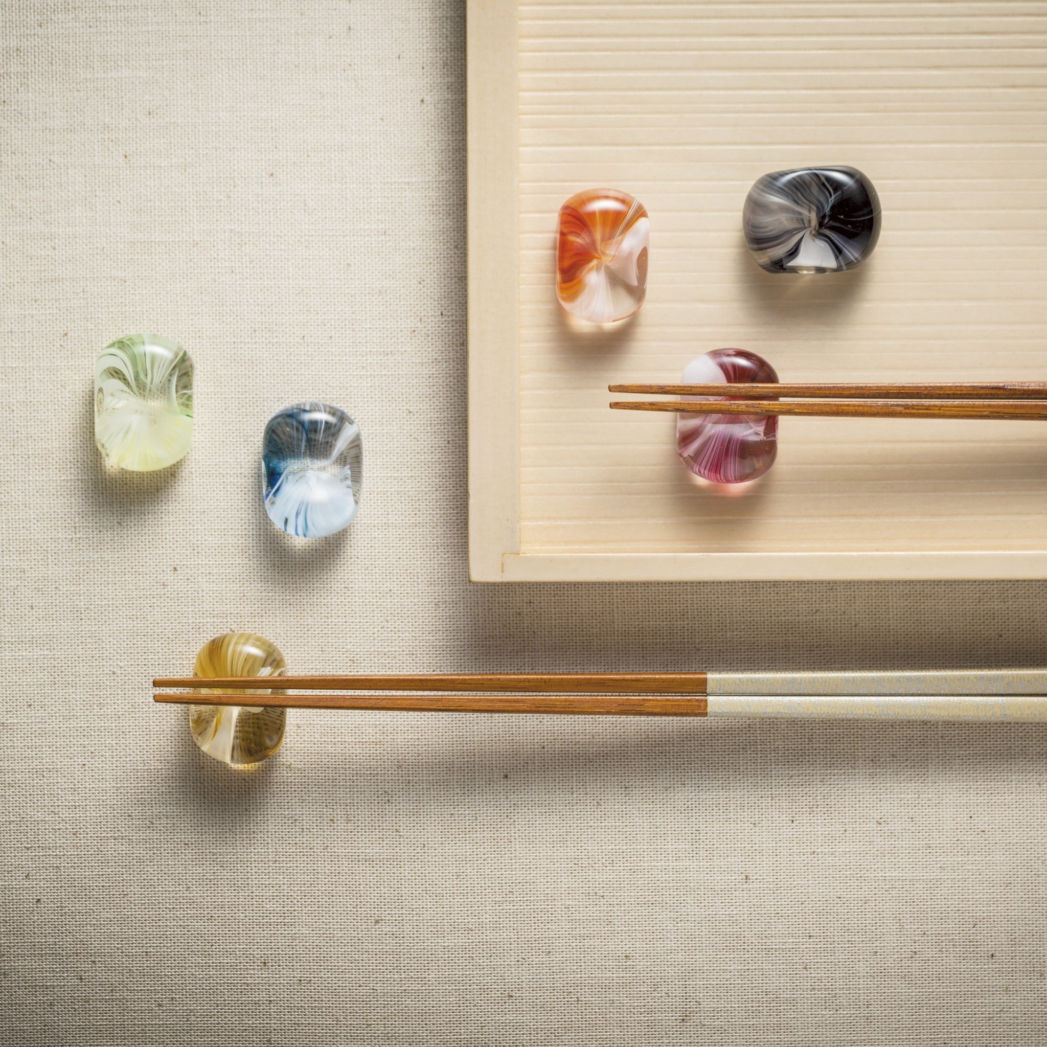 津軽びいどろ 箸置き まめ 琥珀色 箸置きがテーブルに並んでいる画像