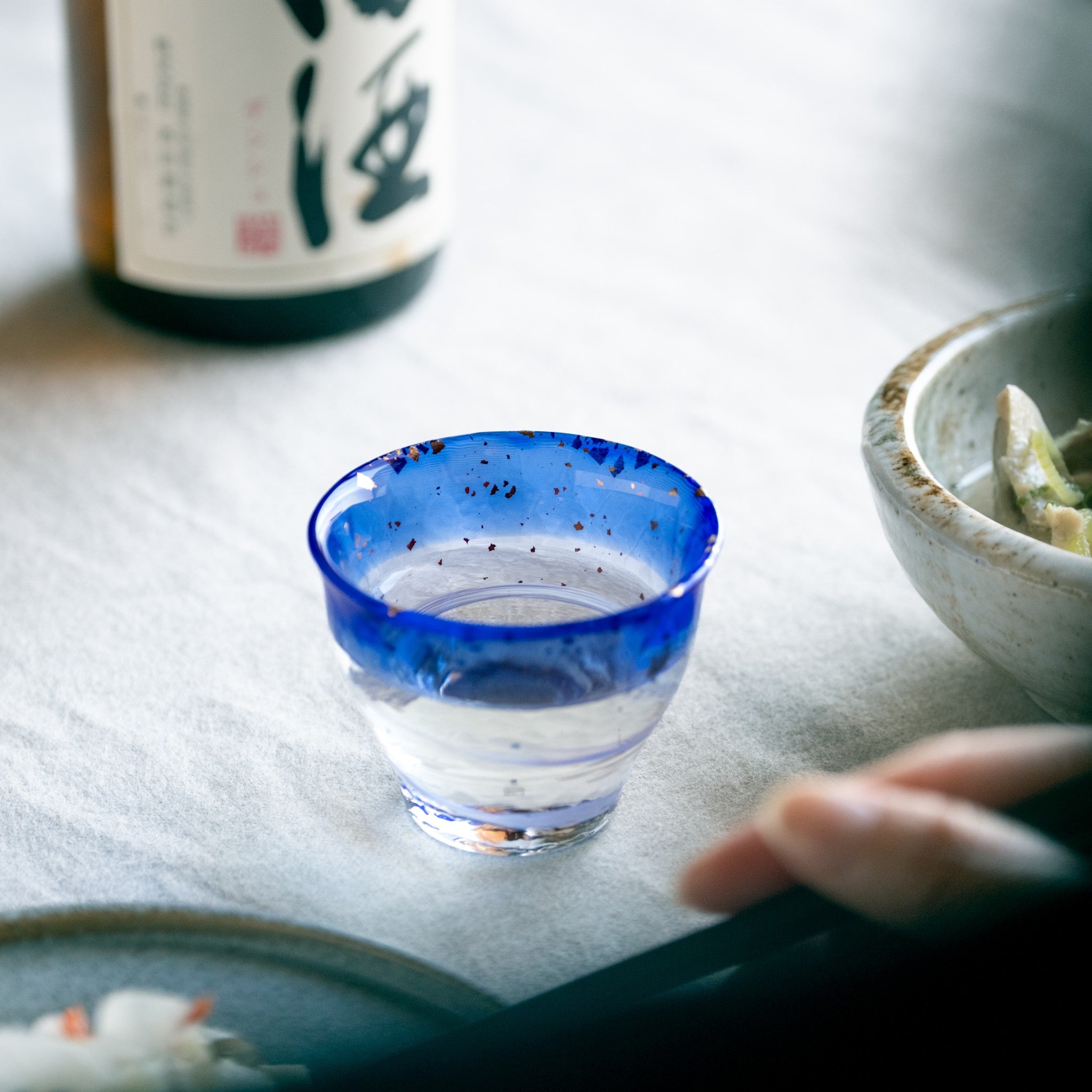 津軽びいどろ 金彩ぐいのみ なつの宵 日本酒が注がれたハンドメイドのガラスおちょこ